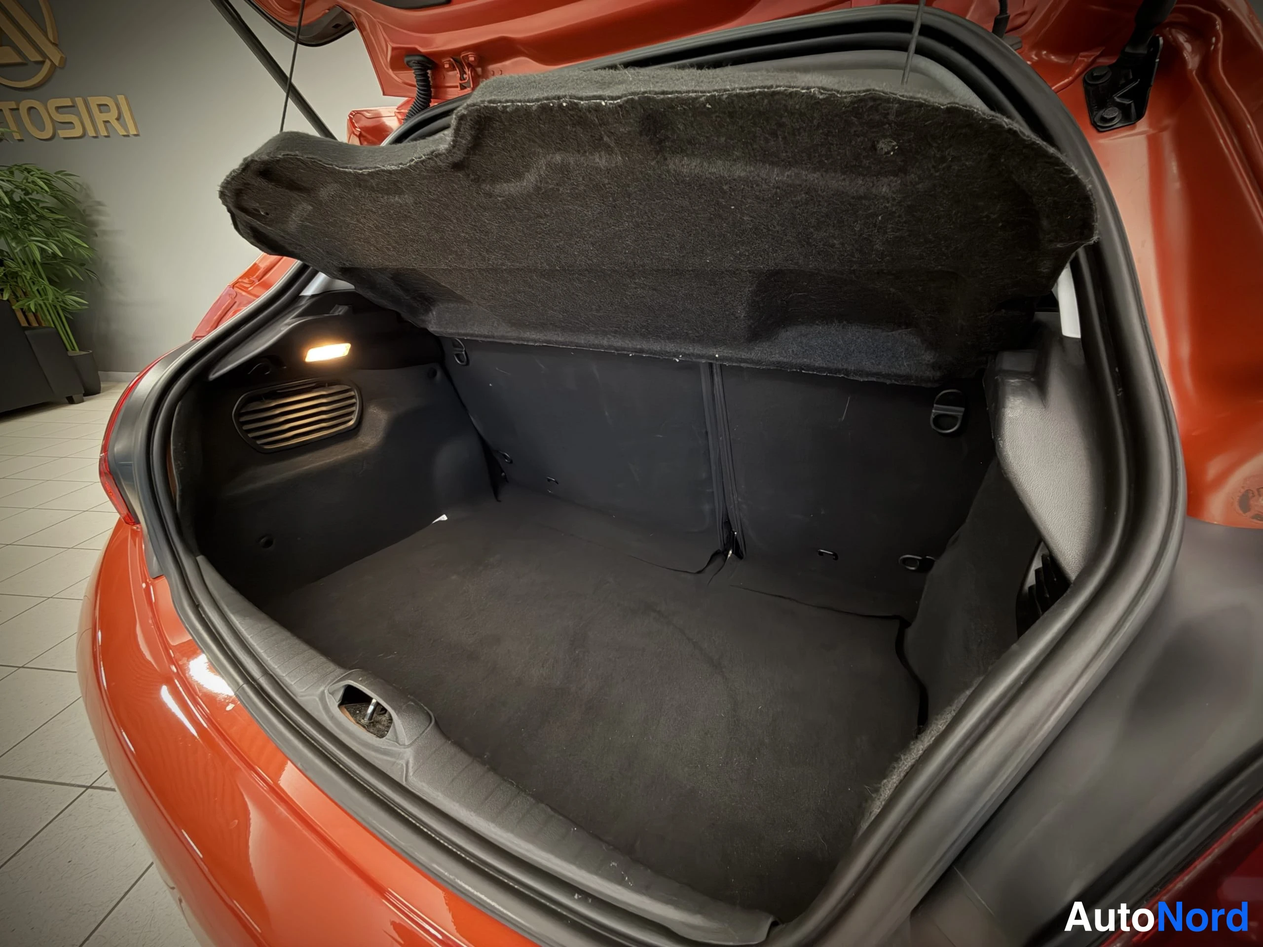 Oranssi Peugeot 208 2016, kuva 23
