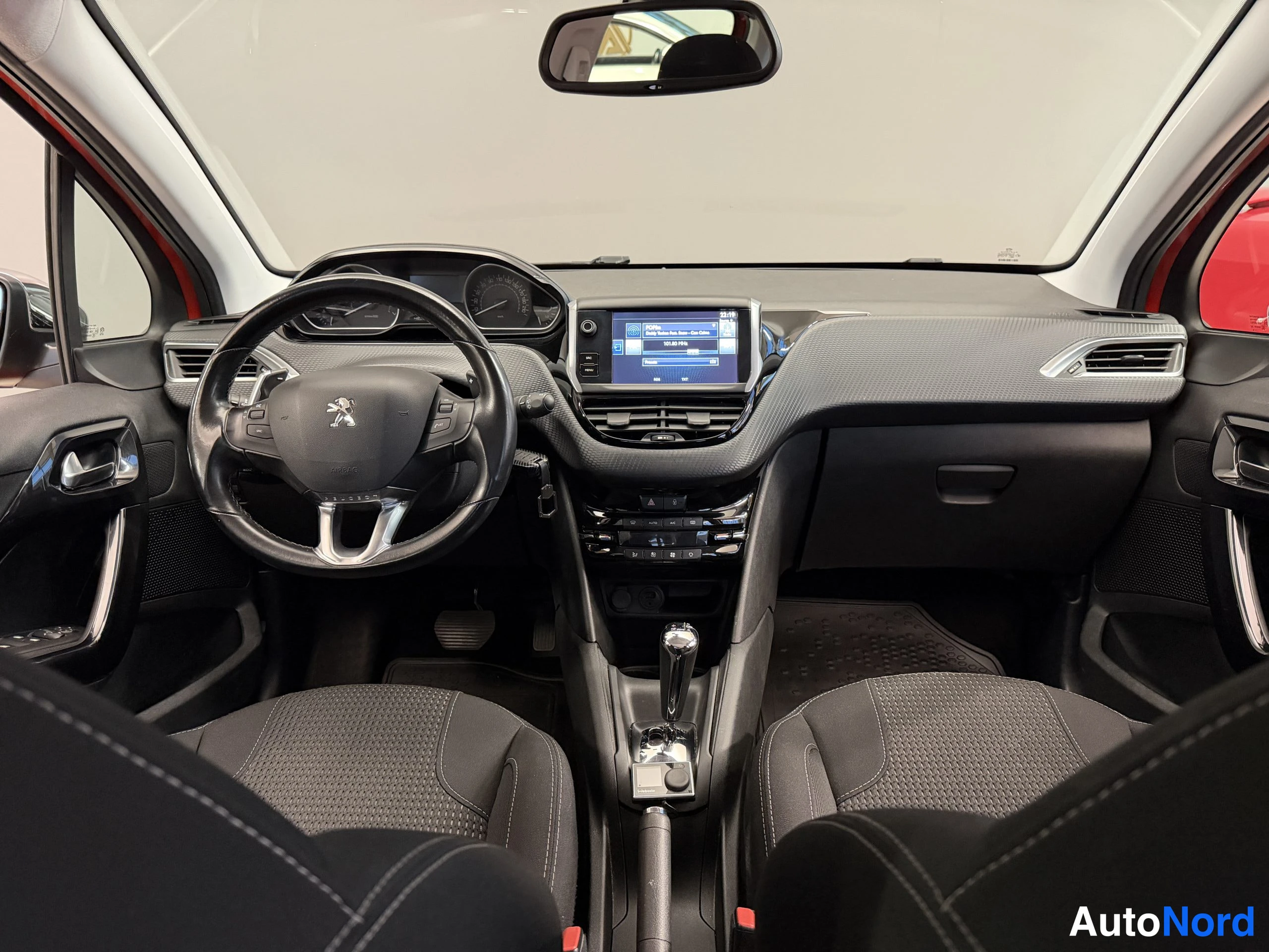 Oranssi Peugeot 208 2016, kuva 17