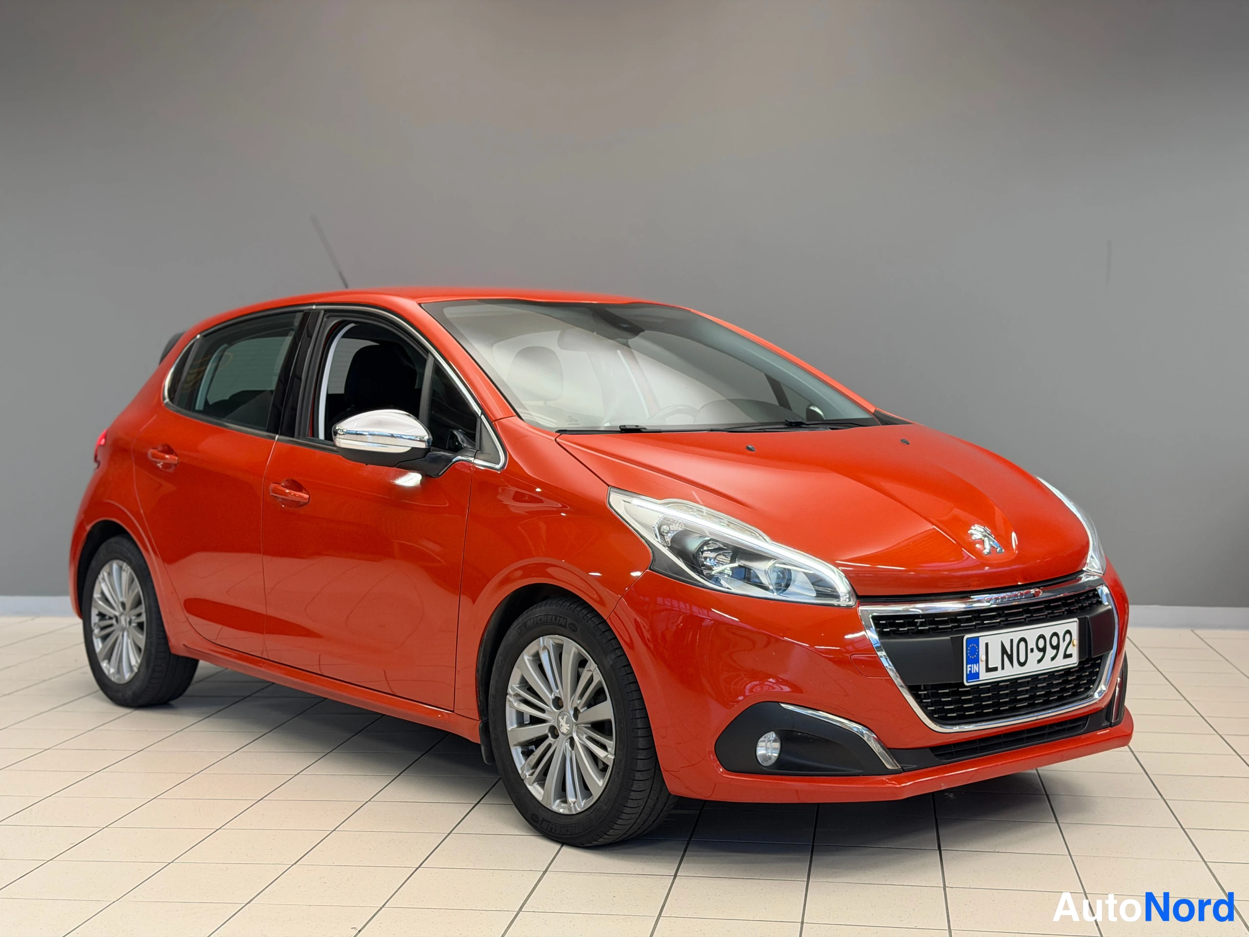 Oranssi Peugeot 208 2016, etuviisto, keula oikealle, kuva 3