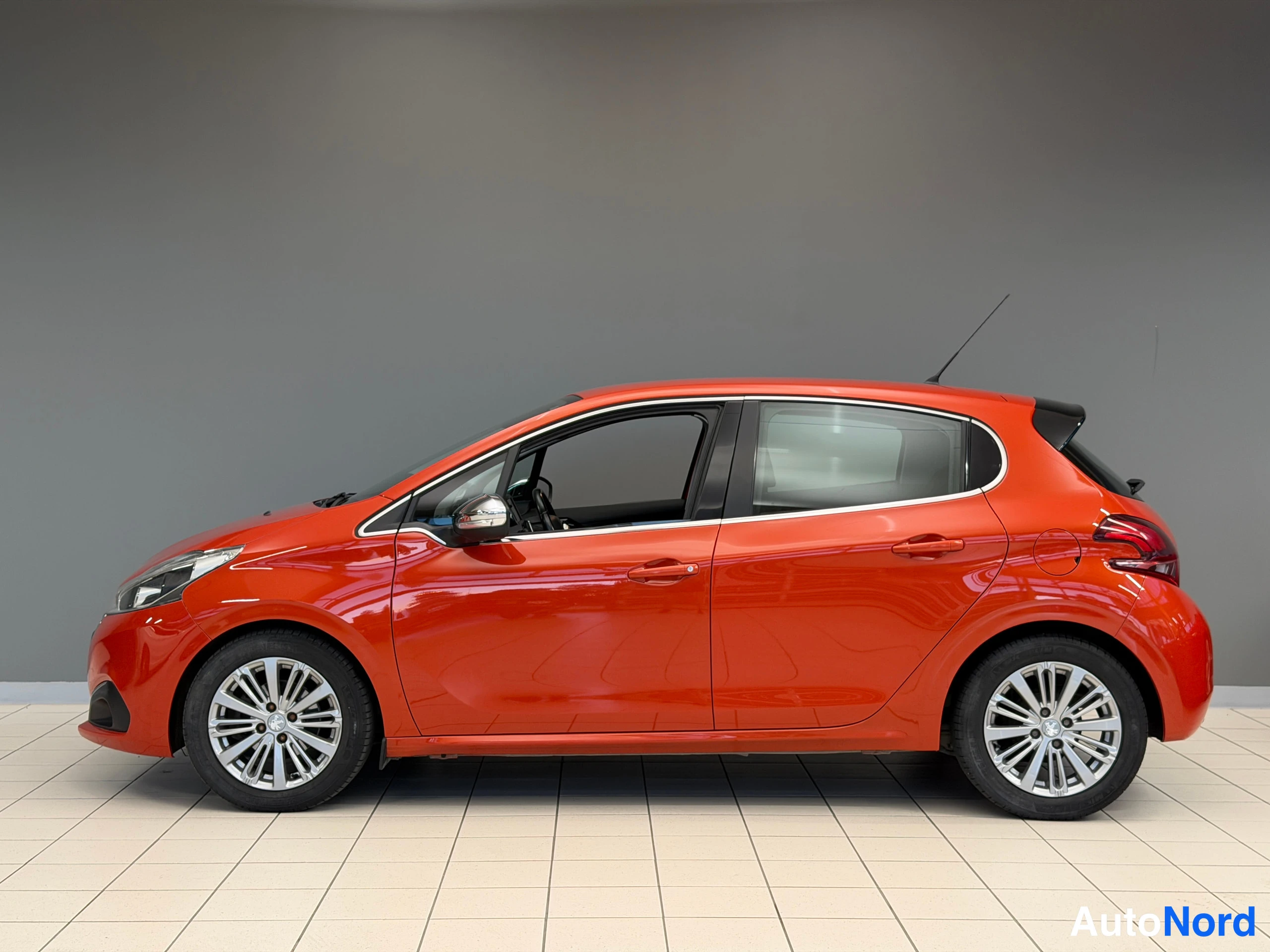 Oranssi Peugeot 208 2016, kuva 9