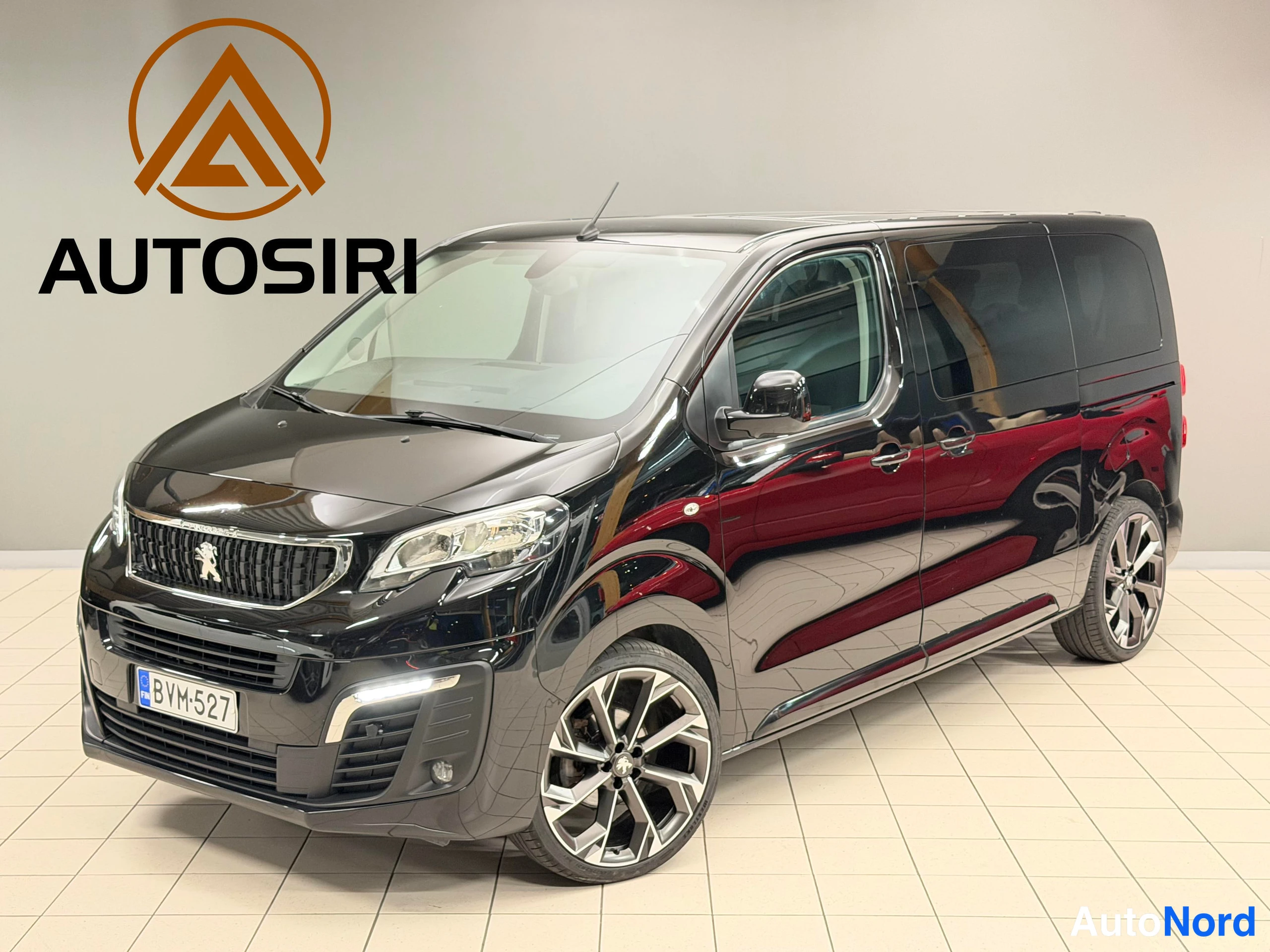 Musta Peugeot Traveller 2018, etuviisto, keula vasemmalle, kuva 5
