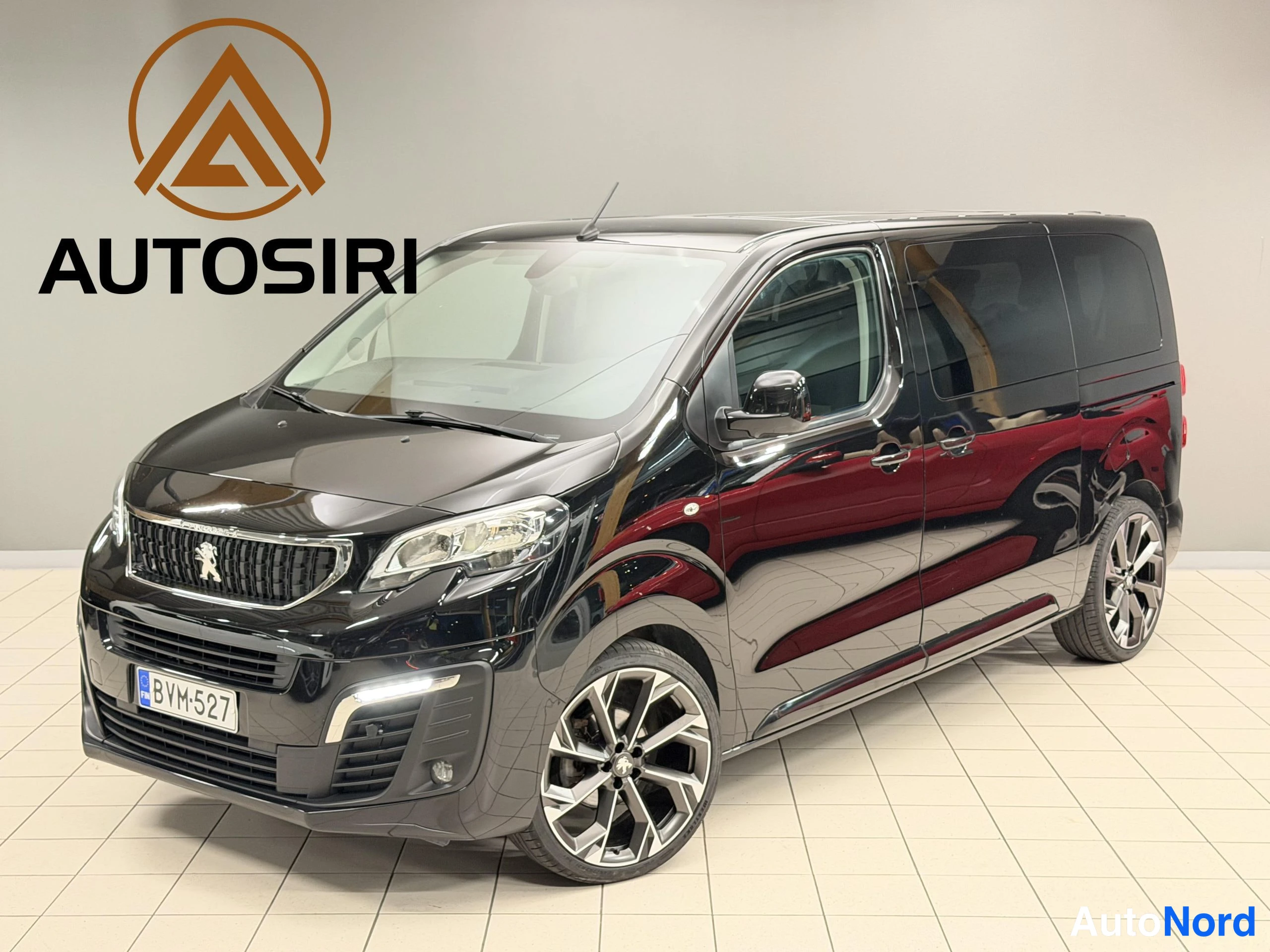 Musta Peugeot Traveller 2018, etuviisto, keula vasemmalle, kuva 6