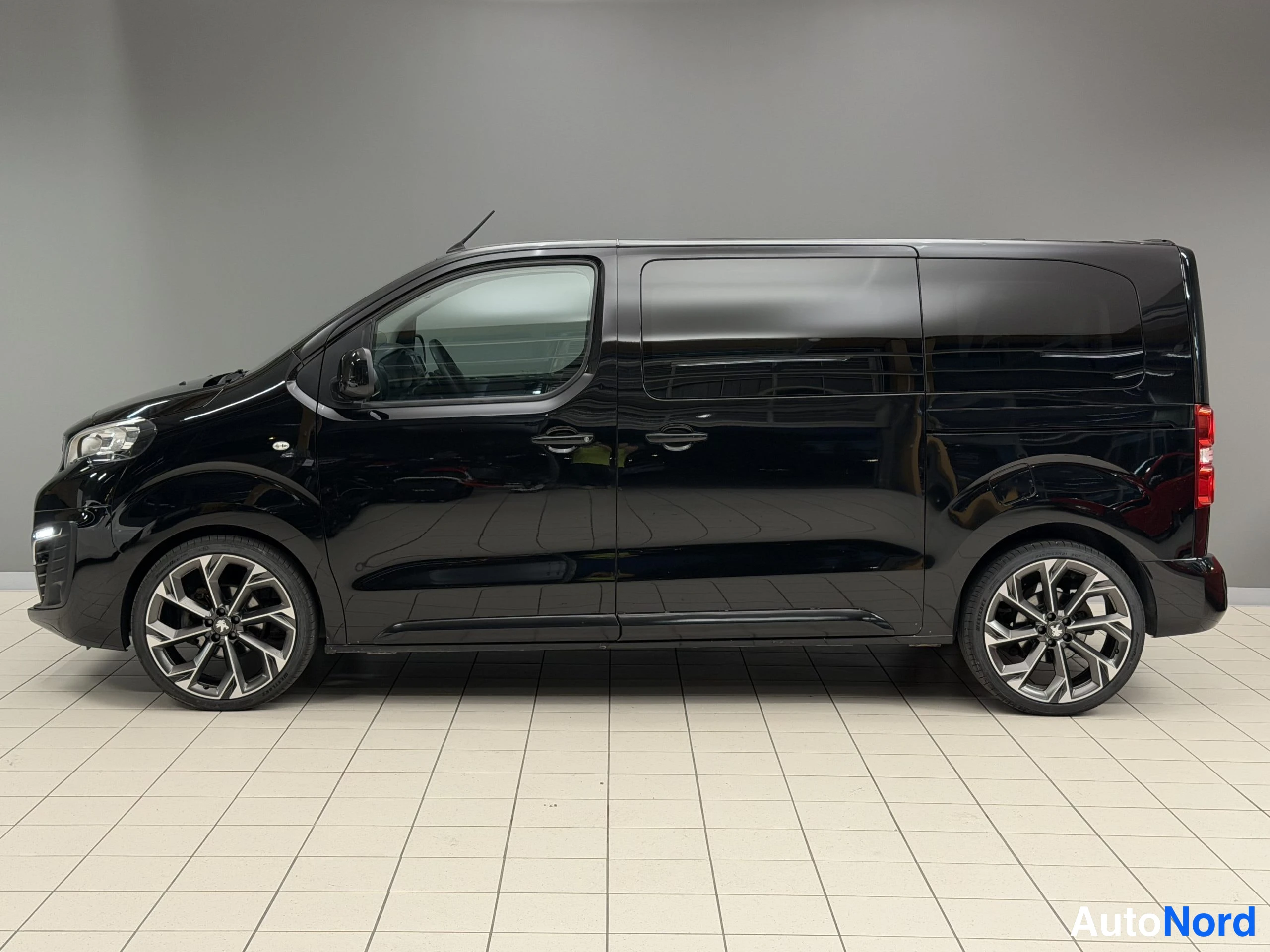 Musta Peugeot Traveller 2018, etuviisto, keula vasemmalle, kuva 4