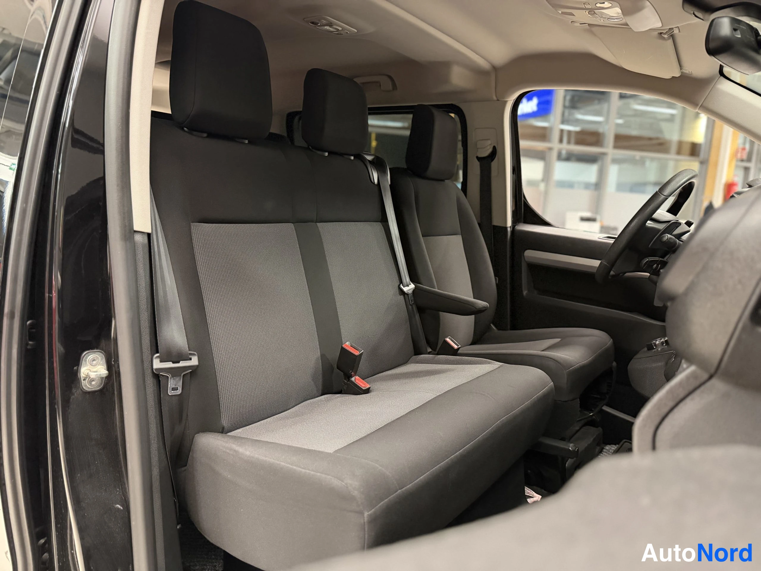 Musta Peugeot Traveller 2018, etuistuimet, kuva 22