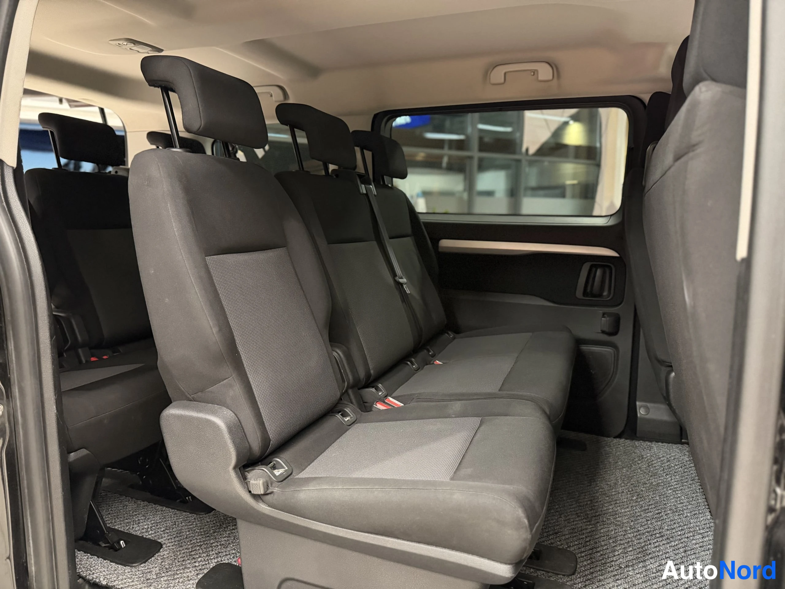 Musta Peugeot Traveller 2018, takaistuimet, kuva 24
