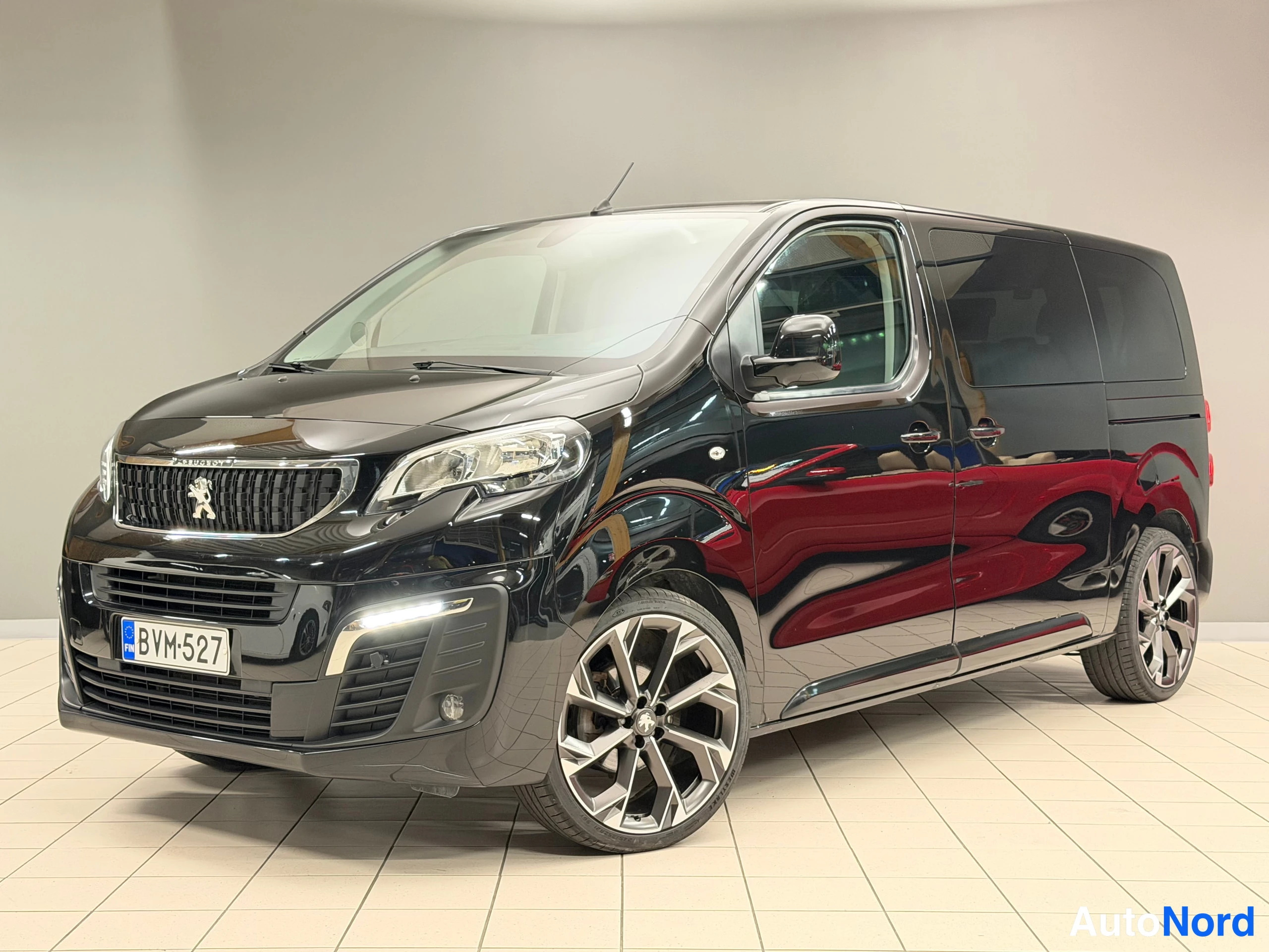 Musta Peugeot Traveller 2018, etuviisto, keula vasemmalle, kuva 2