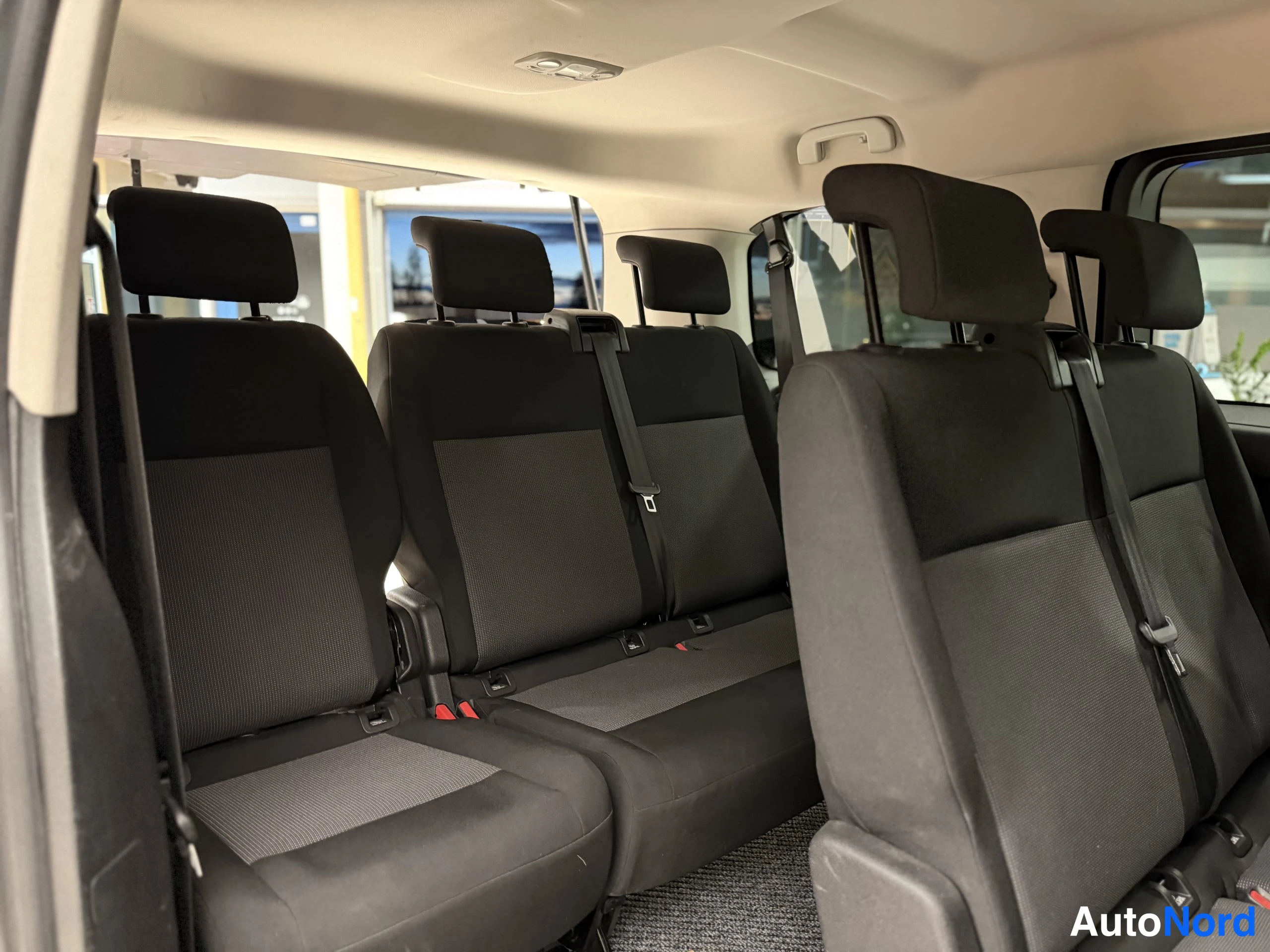 Musta Peugeot Traveller 2018, takaistuimet, kuva 28