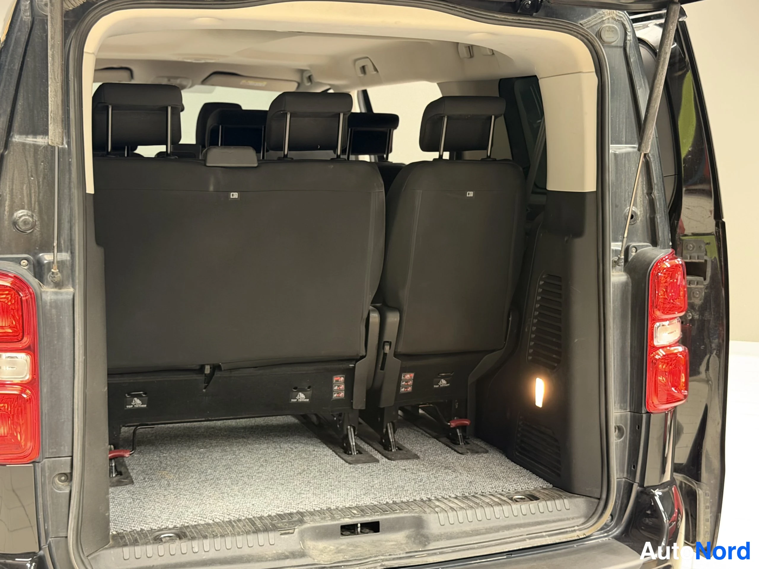 Musta Peugeot Traveller 2018, tavaratila, kuva 30