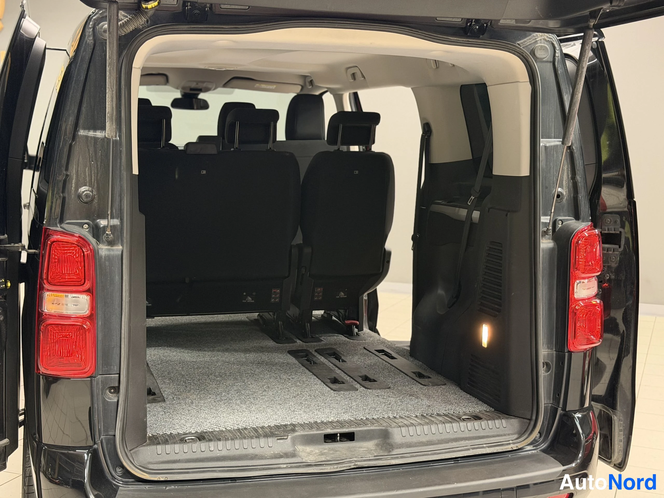 Musta Peugeot Traveller 2018, tavaratila, kuva 32