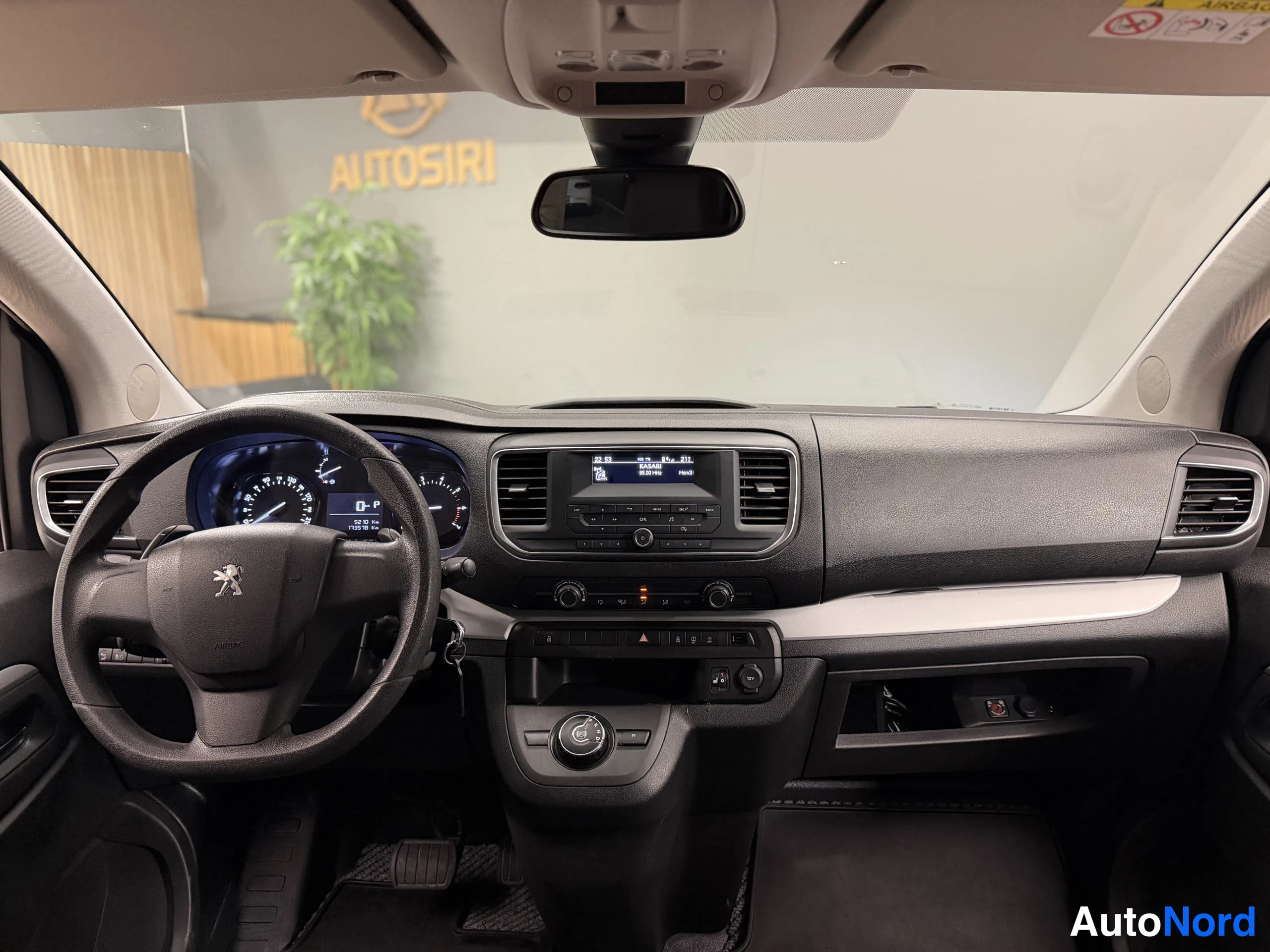 Musta Peugeot Traveller 2018, ohjaamo, kuva 19