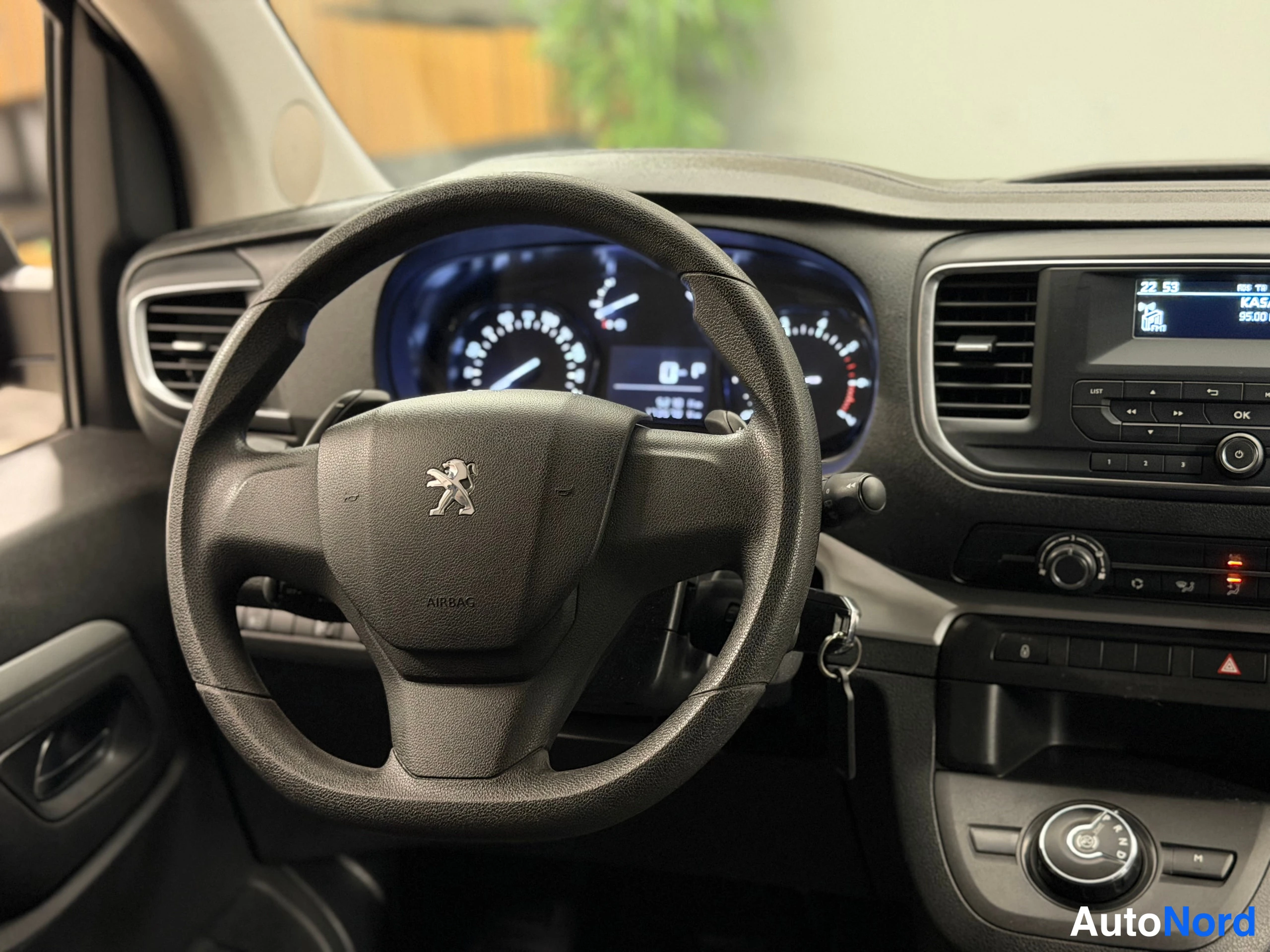 Musta Peugeot Traveller 2018, yksityiskohta, kuva 33