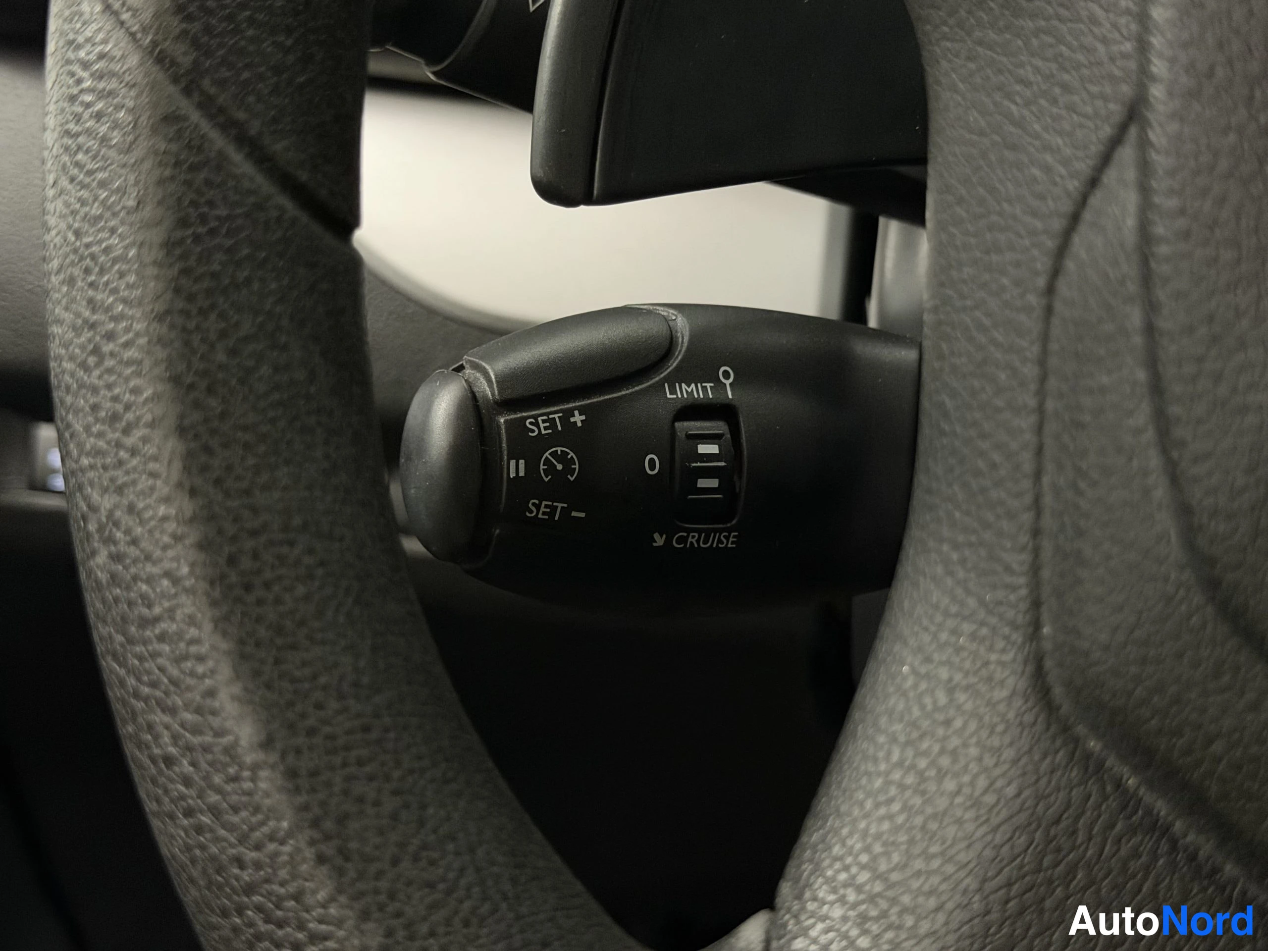 Musta Peugeot Traveller 2018, yksityiskohta, kuva 41