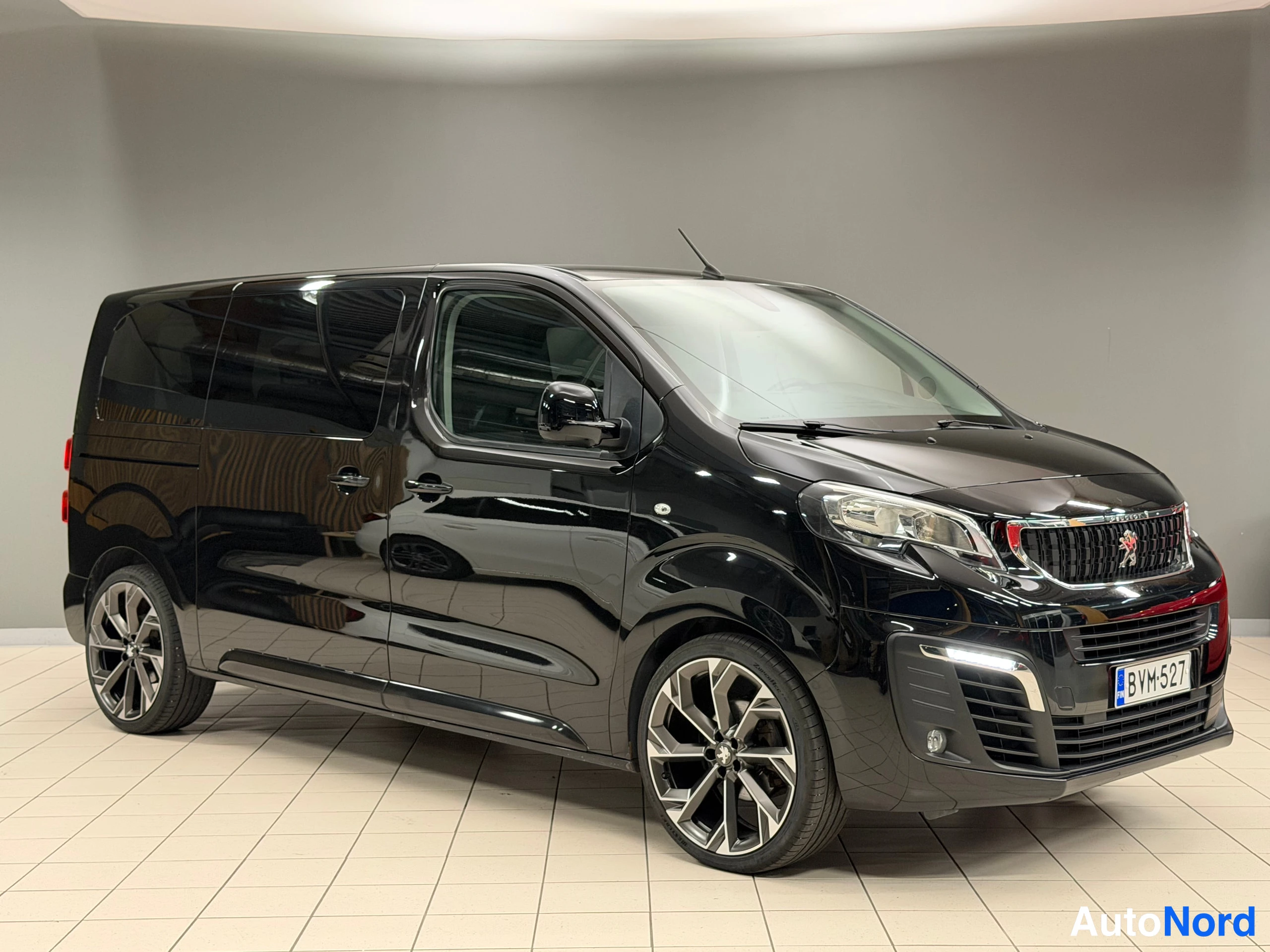 Musta Peugeot Traveller 2018, etuviisto, keula oikealle, kuva 7