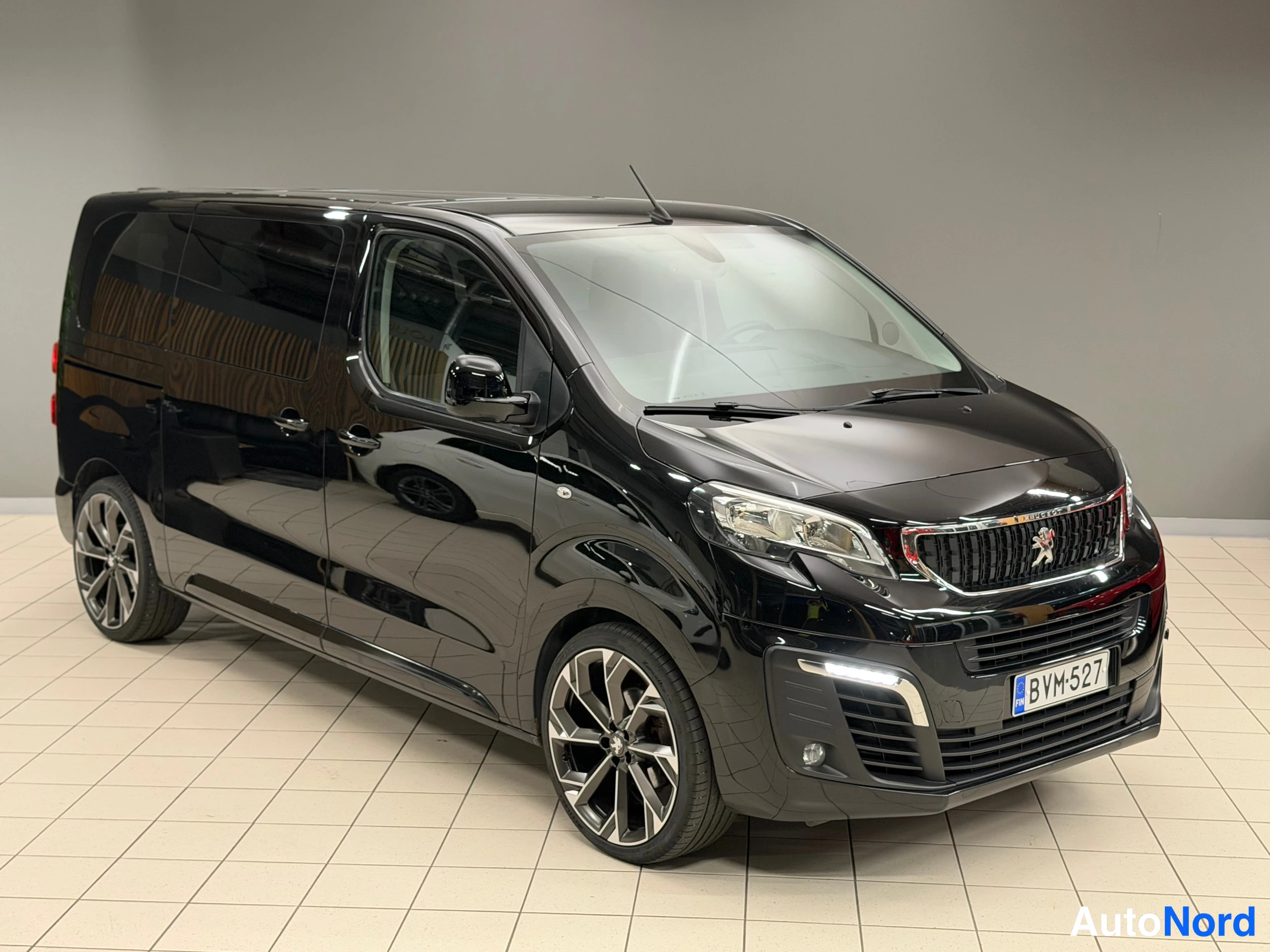 Musta Peugeot Traveller 2018, kuva 9