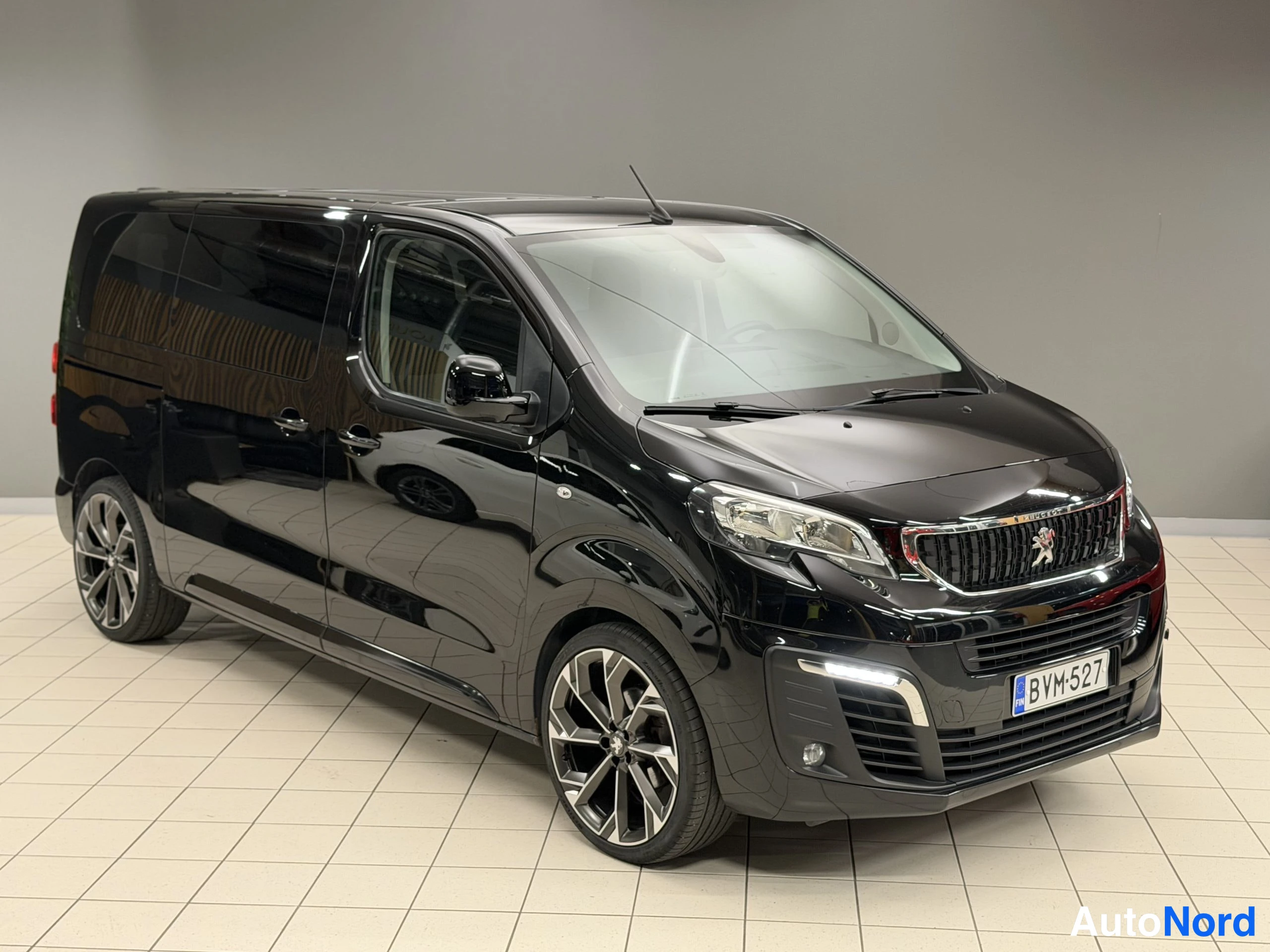 Musta Peugeot Traveller 2018, etuviisto, keula oikealle, kuva 10