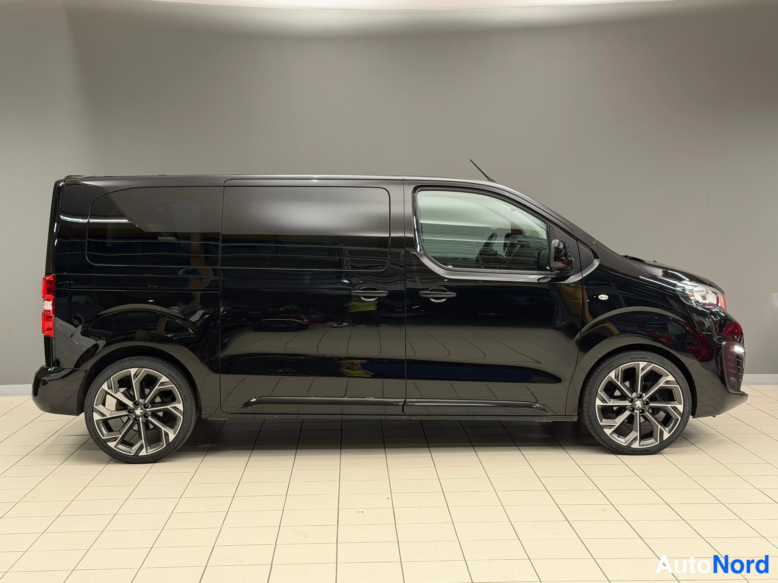 Musta Peugeot Traveller 2018, etuviisto, keula oikealle, kuva 11