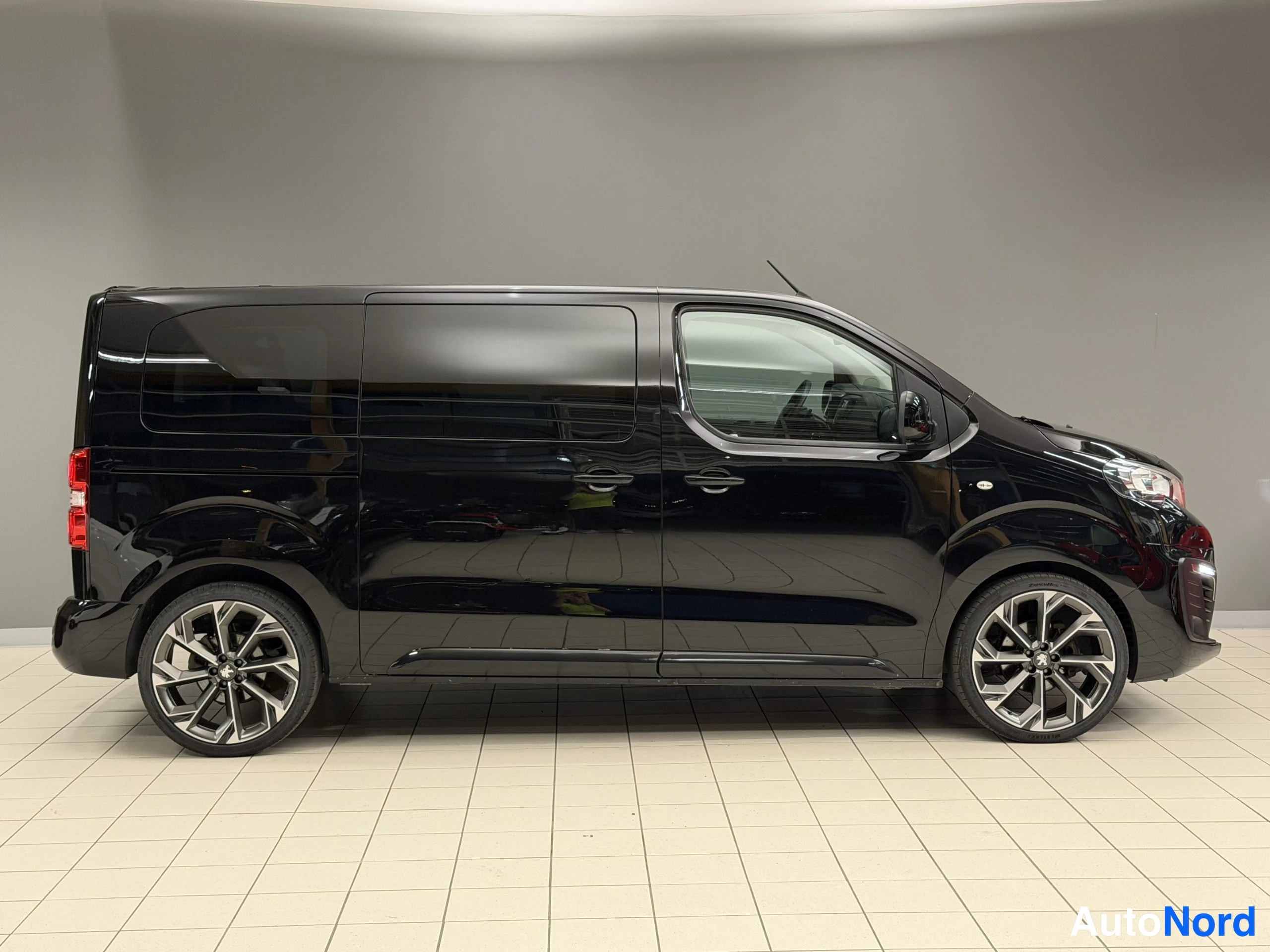Musta Peugeot Traveller 2018, etuviisto, keula oikealle, kuva 12