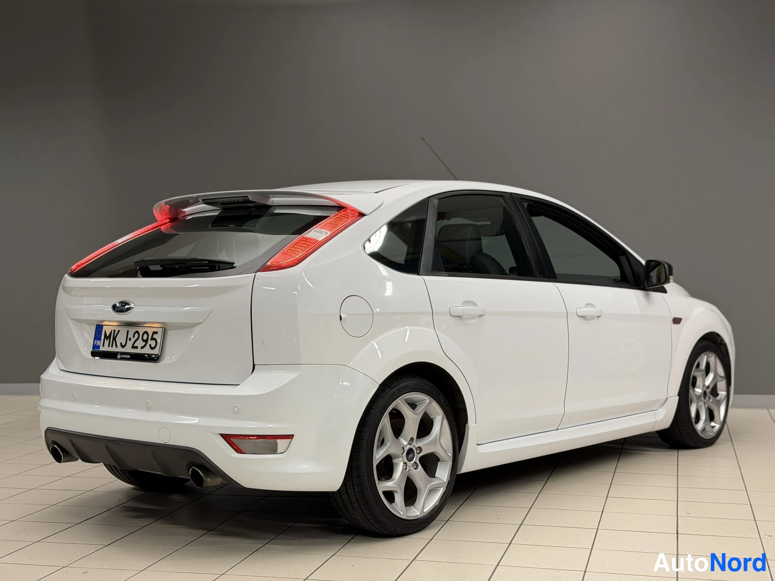 Musta Ford Focus 2010, takaviisto, kuva 20