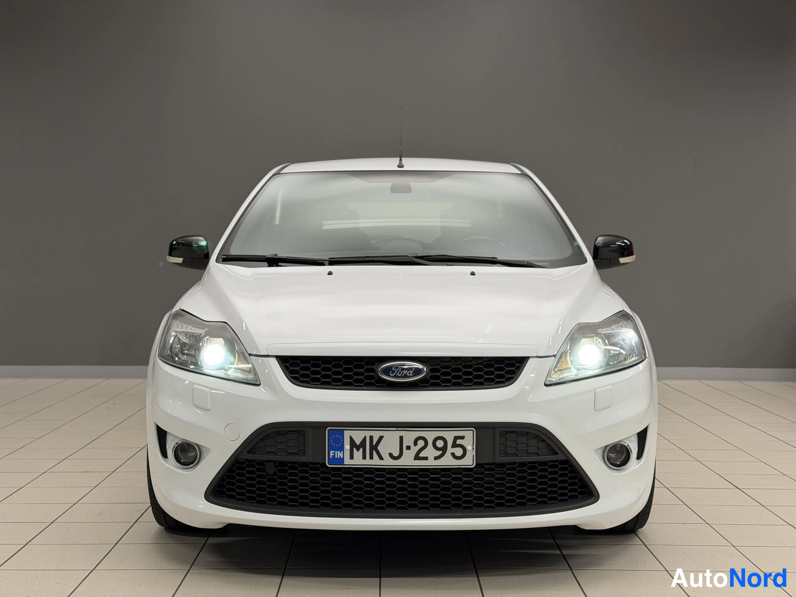 Musta Ford Focus 2010, edestä, kuva 13