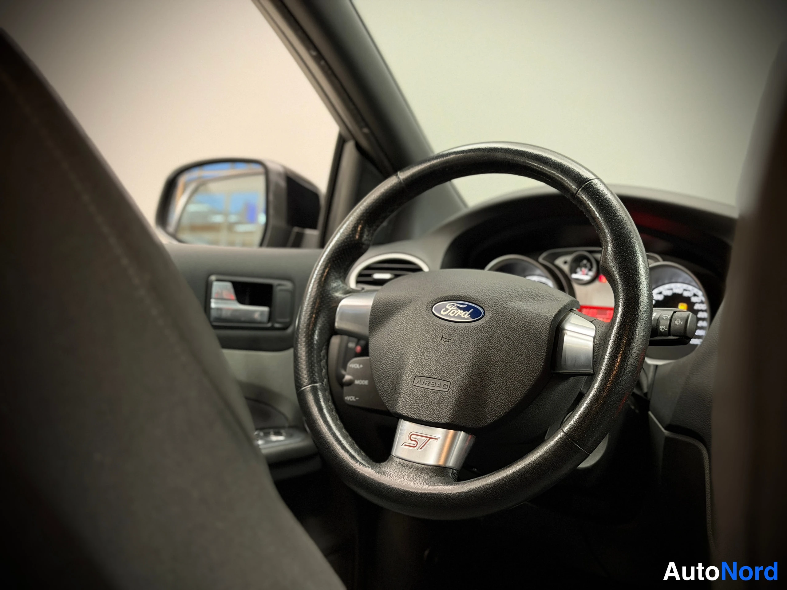 Musta Ford Focus 2010, etuistuimet, kuva 27