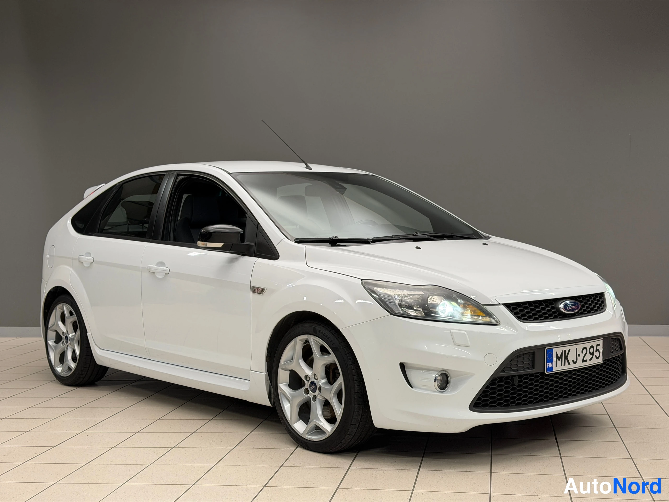Musta Ford Focus 2010, etuviisto, keula oikealle, kuva 6