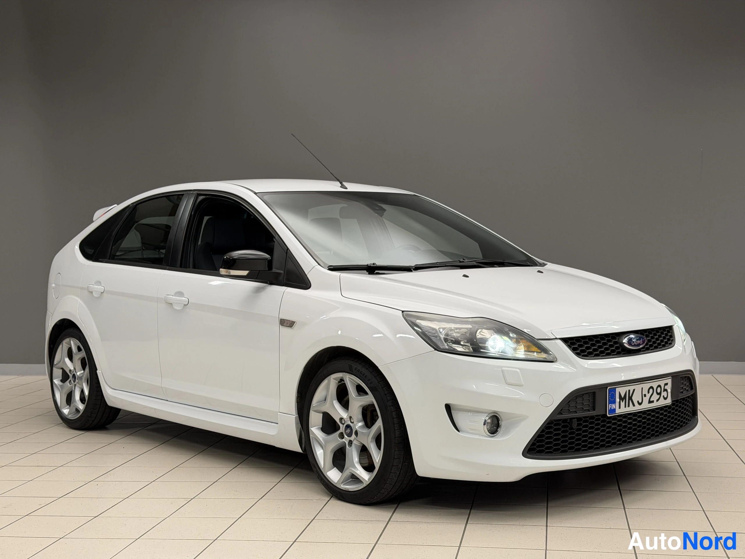 Musta Ford Focus 2010, etuviisto, keula oikealle, kuva 7