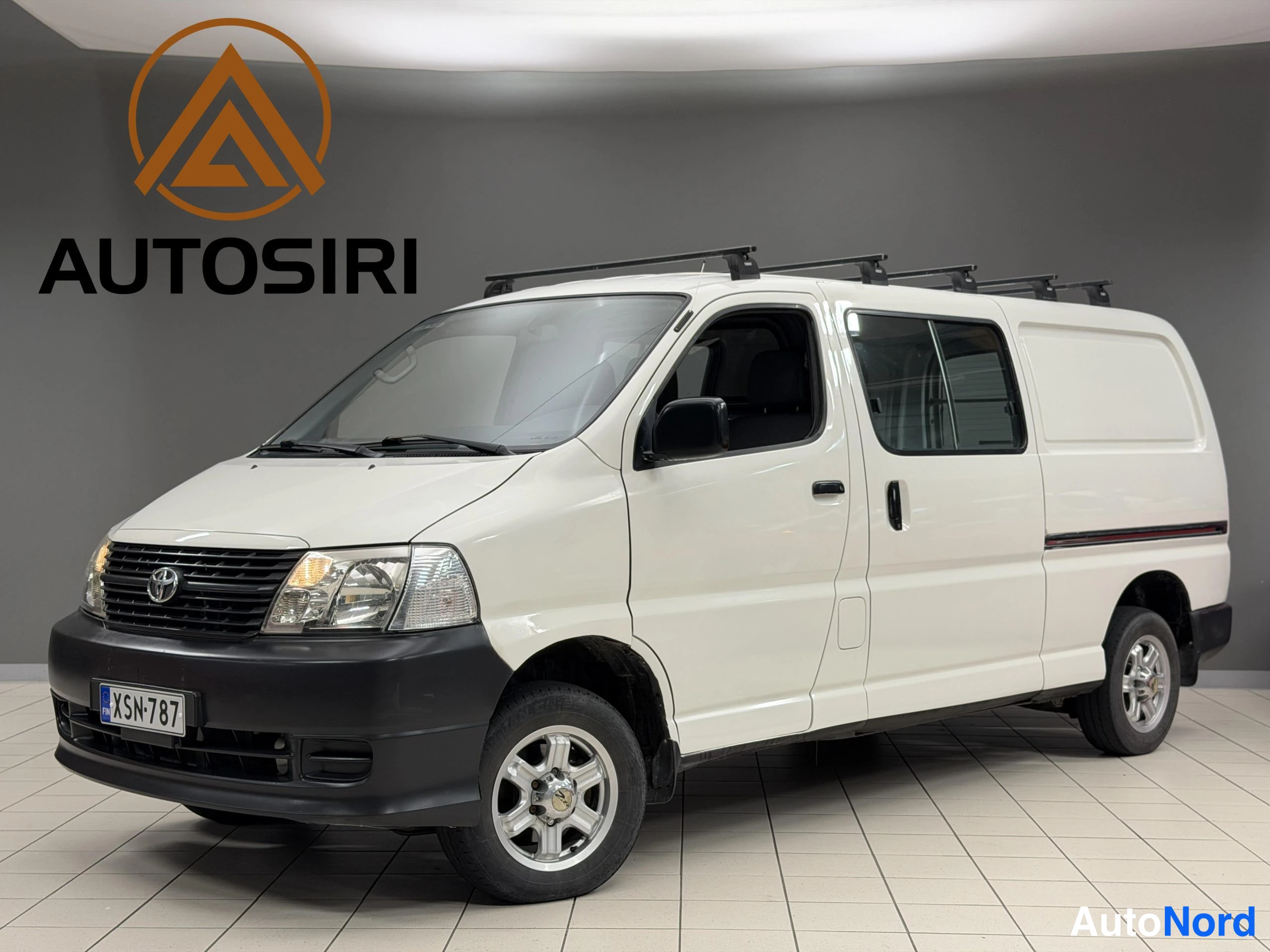 Valkoinen Toyota Hiace 2008, etuviisto, keula vasemmalle, kuva 4