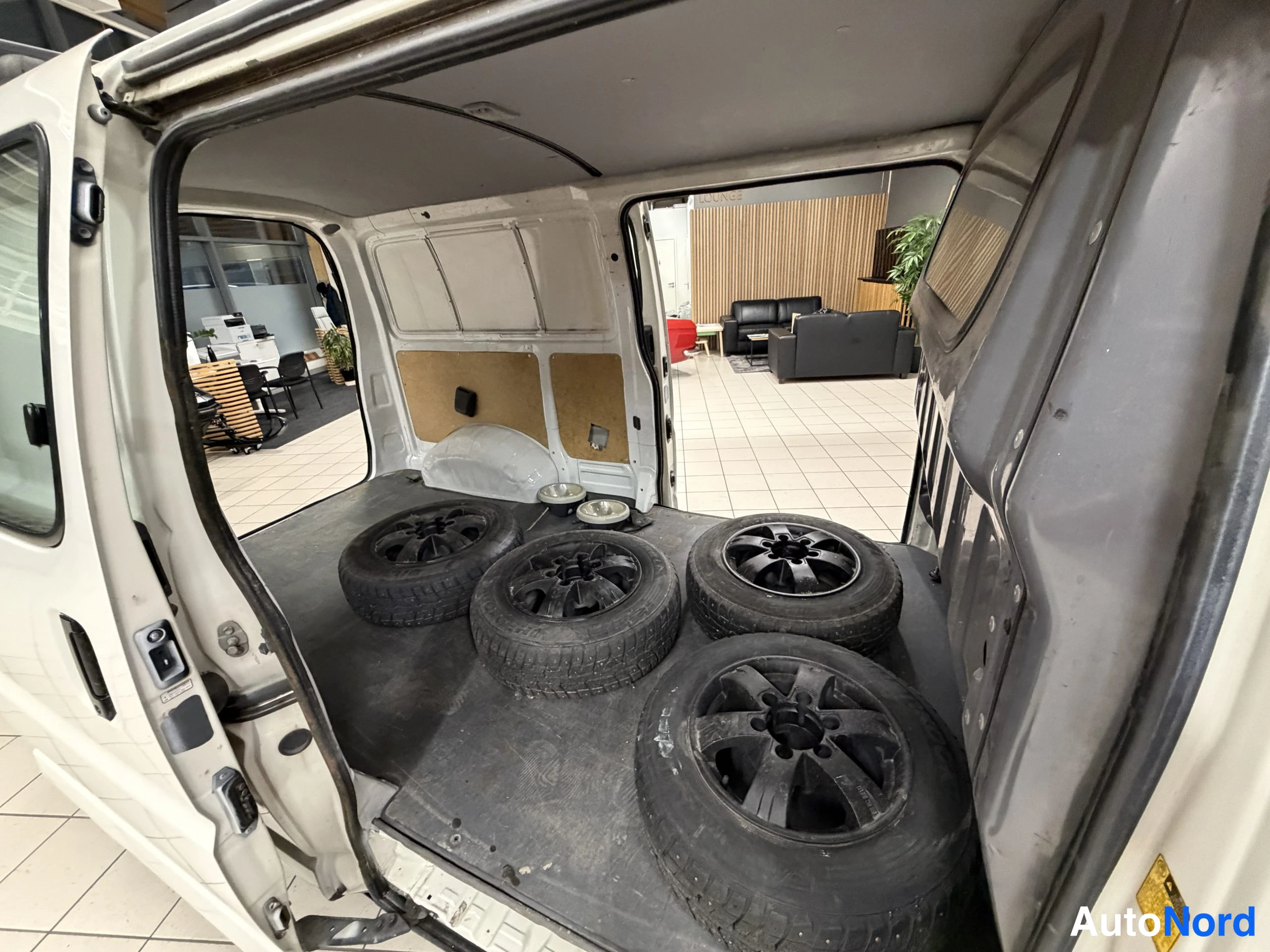 Valkoinen Toyota Hiace 2008, tavaratila, kuva 20