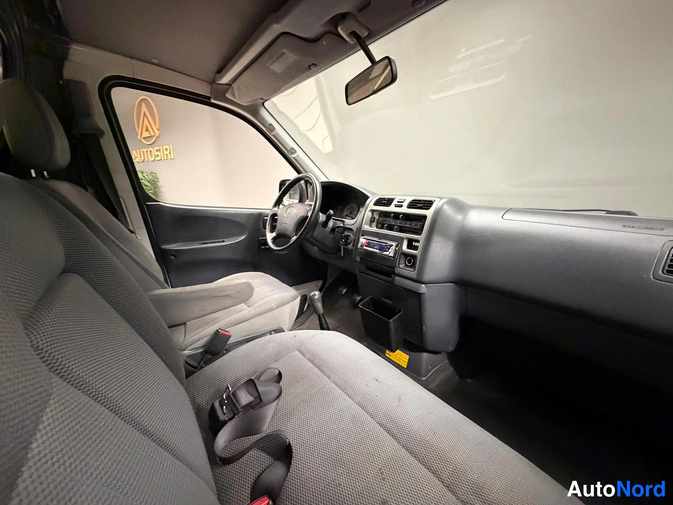 Valkoinen Toyota Hiace 2008, ohjaamo, kuva 11