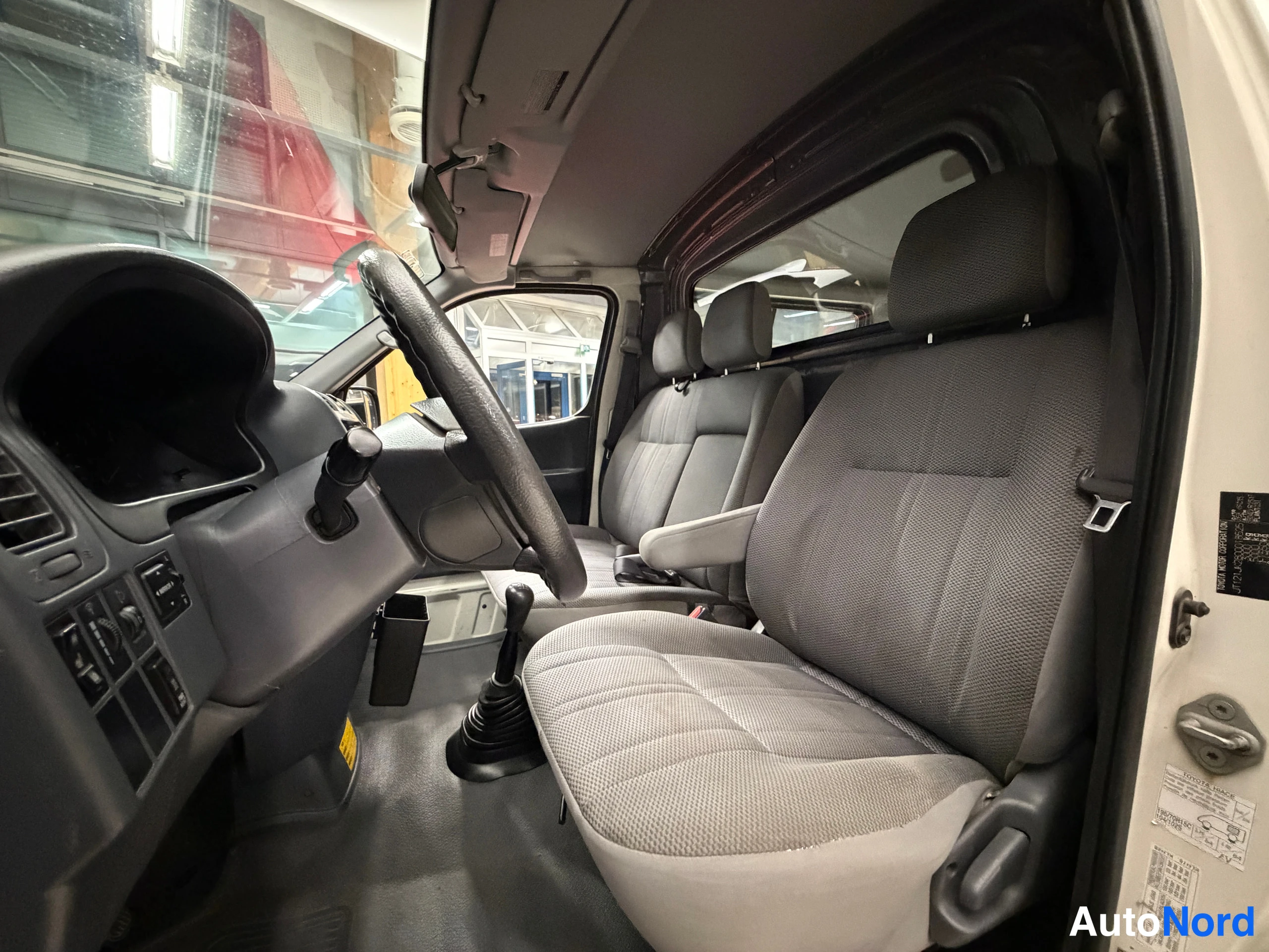 Valkoinen Toyota Hiace 2008, ohjaamo, kuva 16