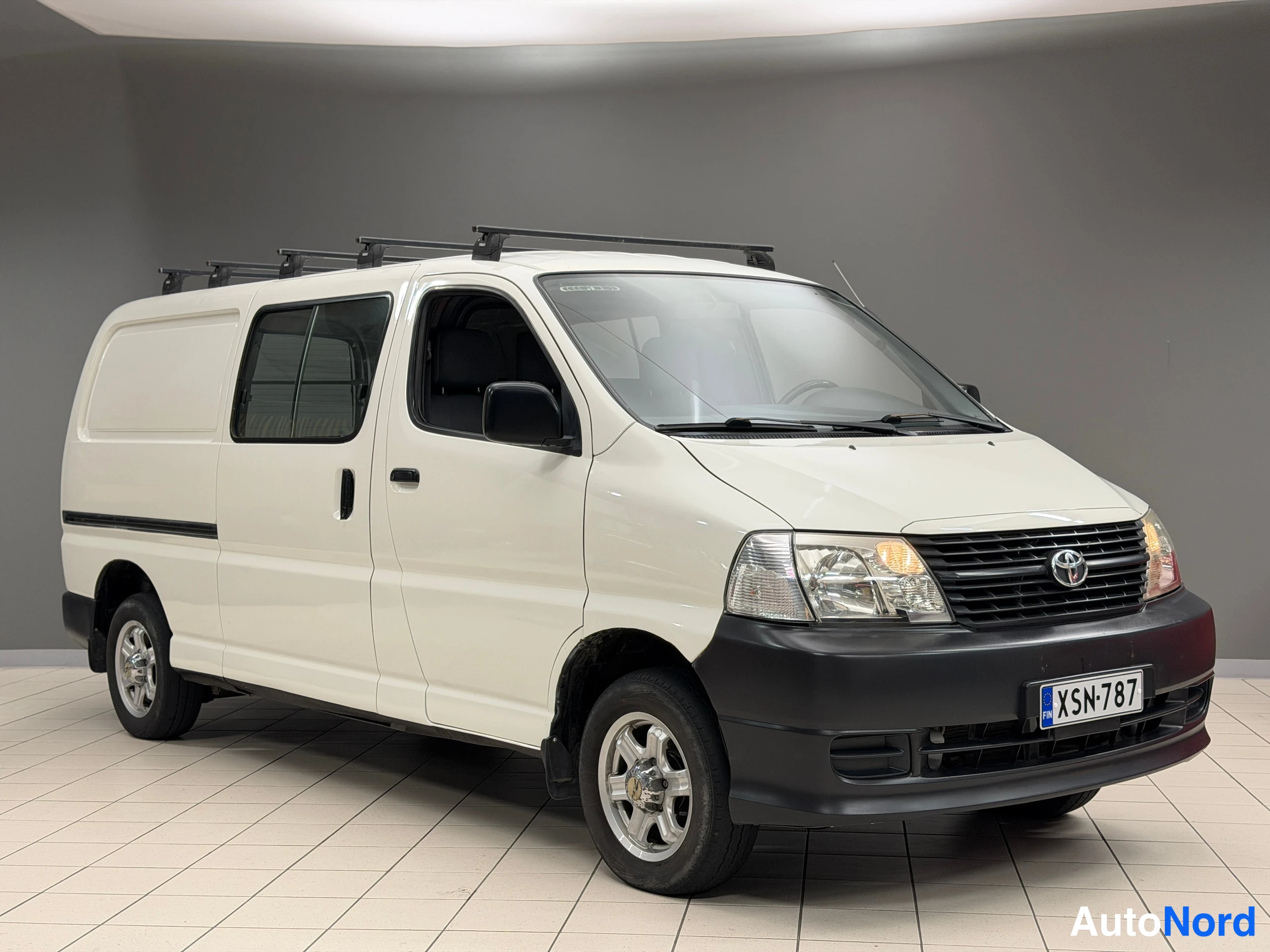 Valkoinen Toyota Hiace 2008, etuviisto, keula oikealle, kuva 5