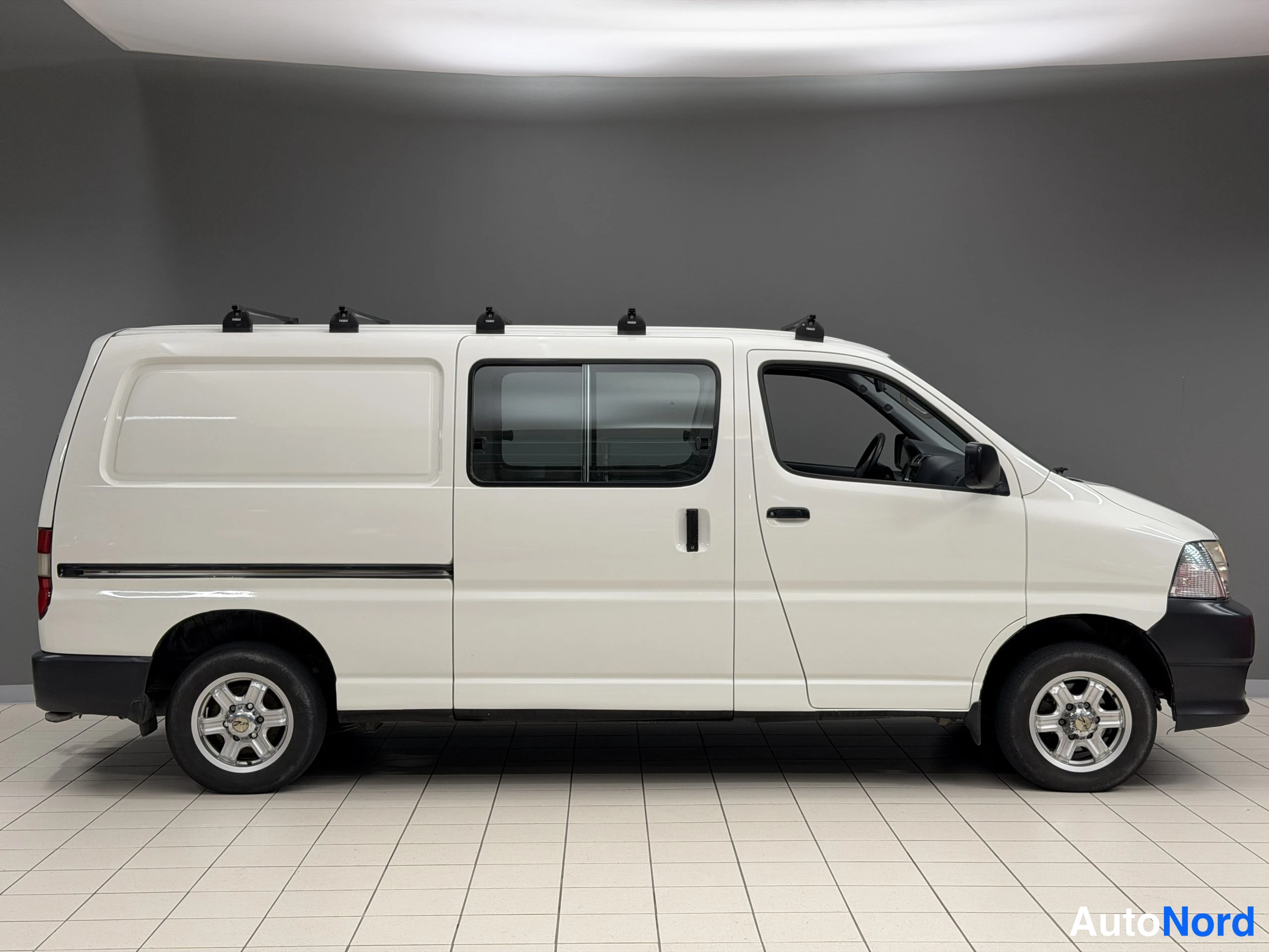 Valkoinen Toyota Hiace 2008, etuviisto, keula oikealle, kuva 8