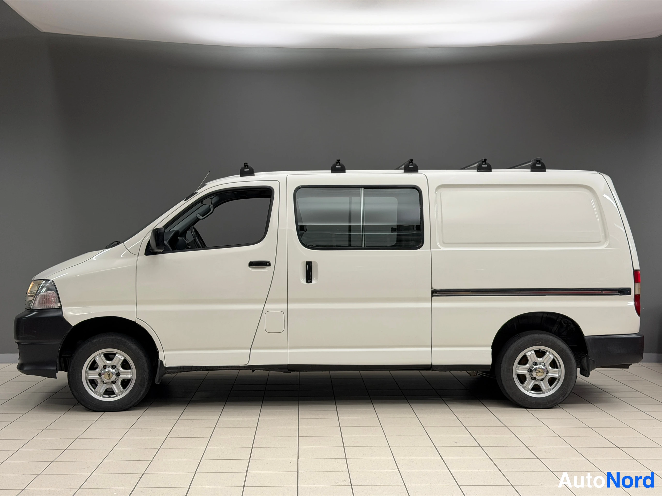 Valkoinen Toyota Hiace 2008, etuviisto, keula vasemmalle, kuva 2