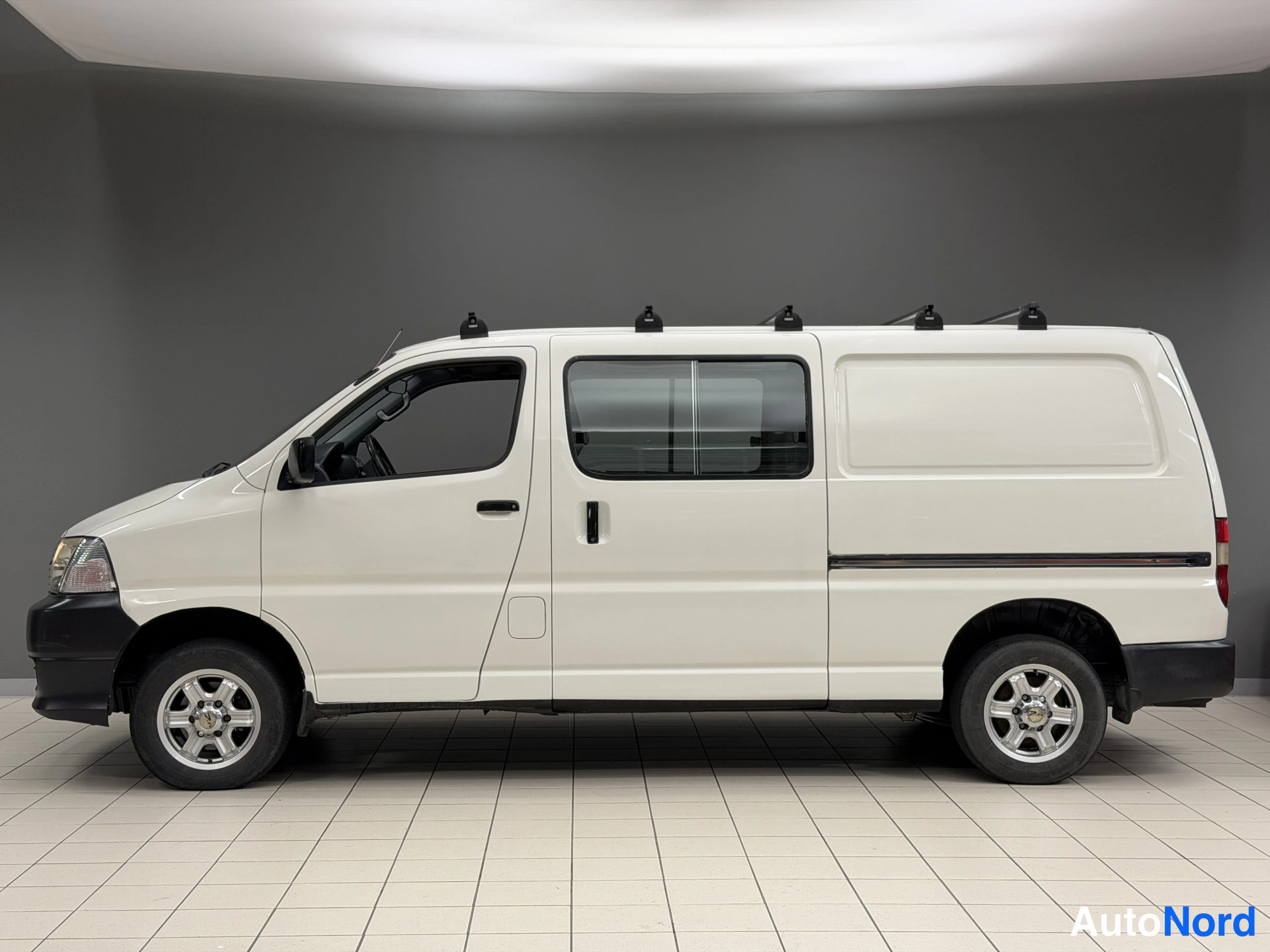 Valkoinen Toyota Hiace 2008, etuviisto, keula vasemmalle, kuva 3