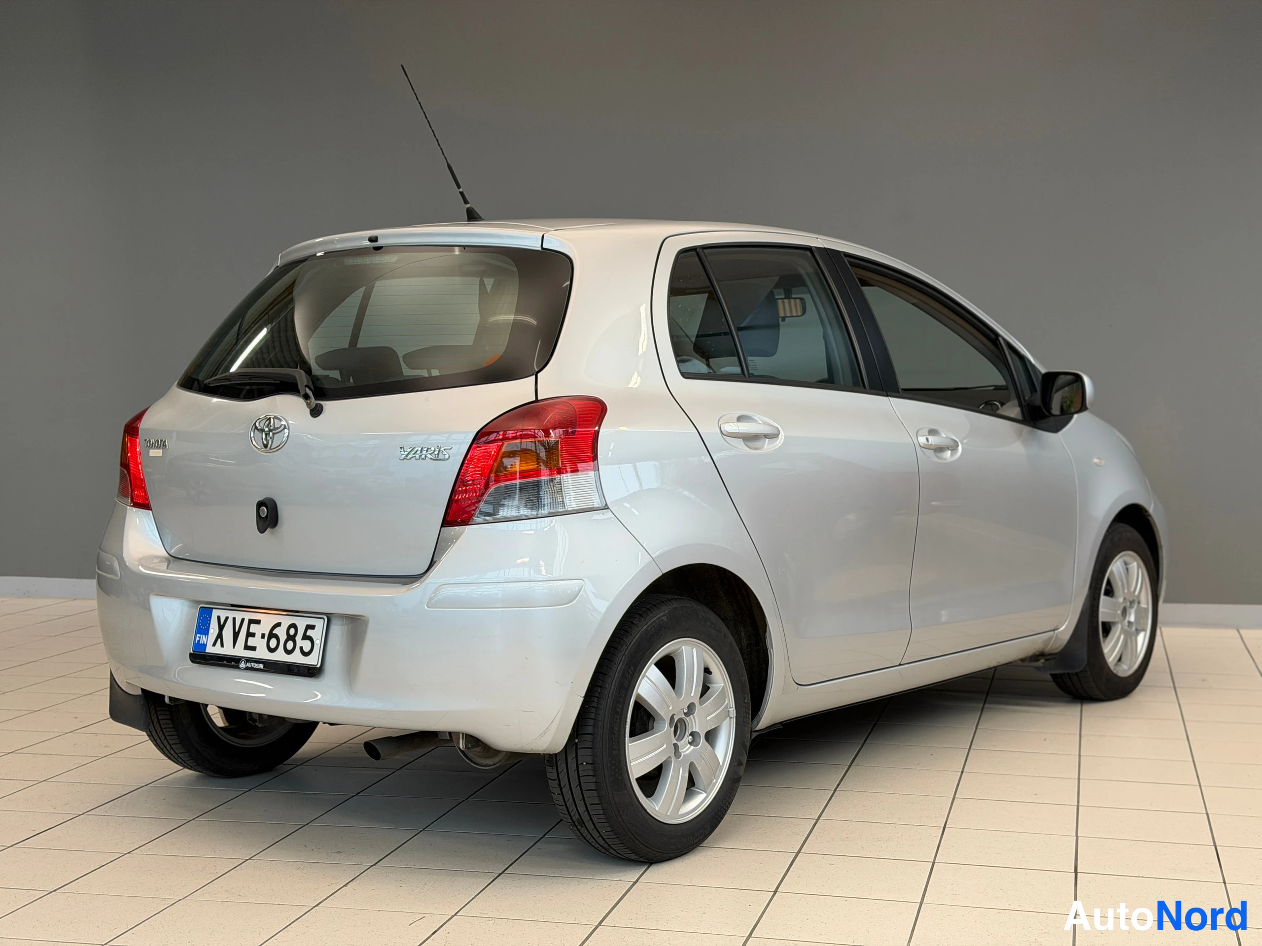 Hopea Toyota Yaris 2010, takaviisto, kuva 13