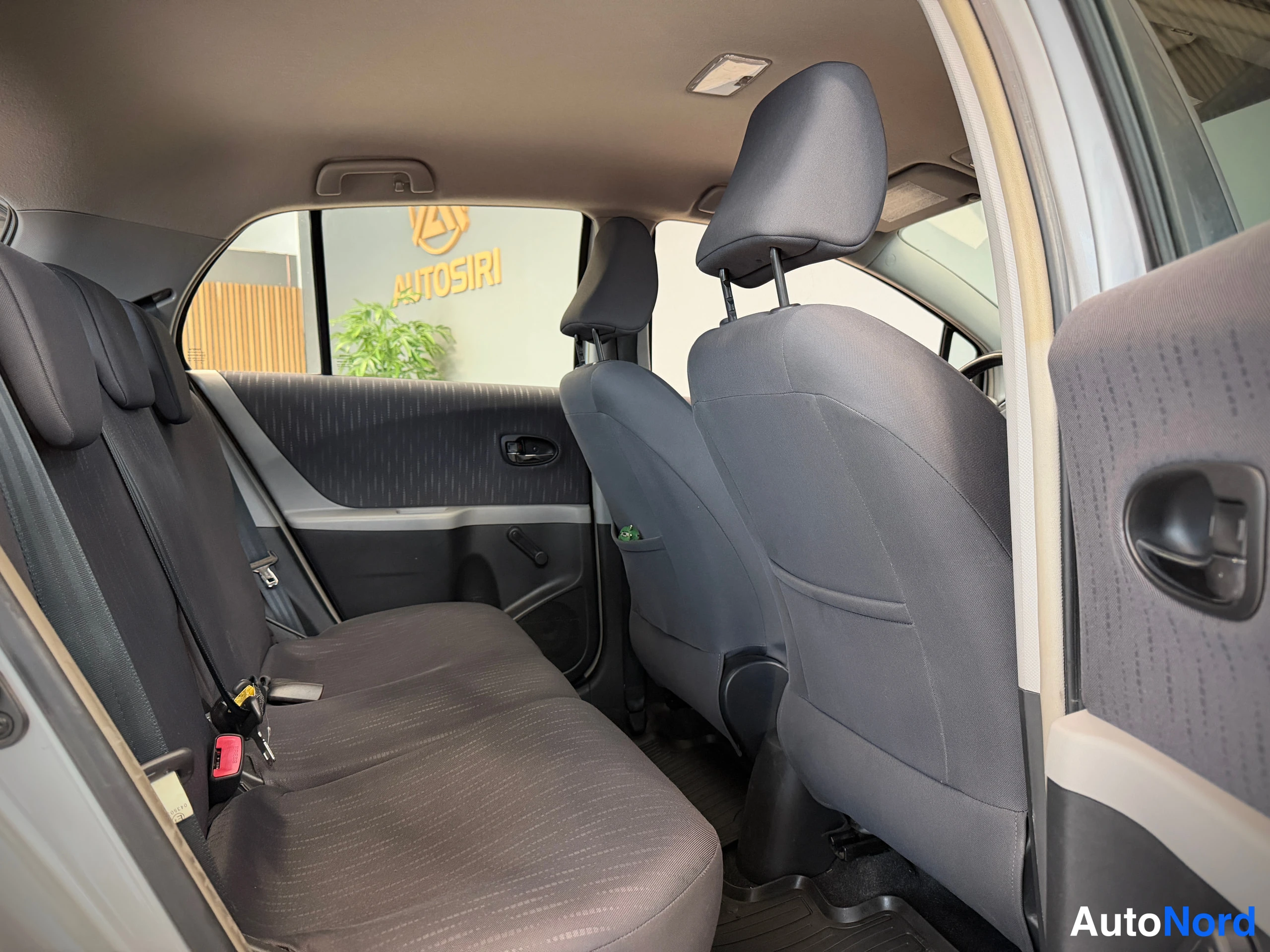Hopea Toyota Yaris 2010, takaistuimet, kuva 22