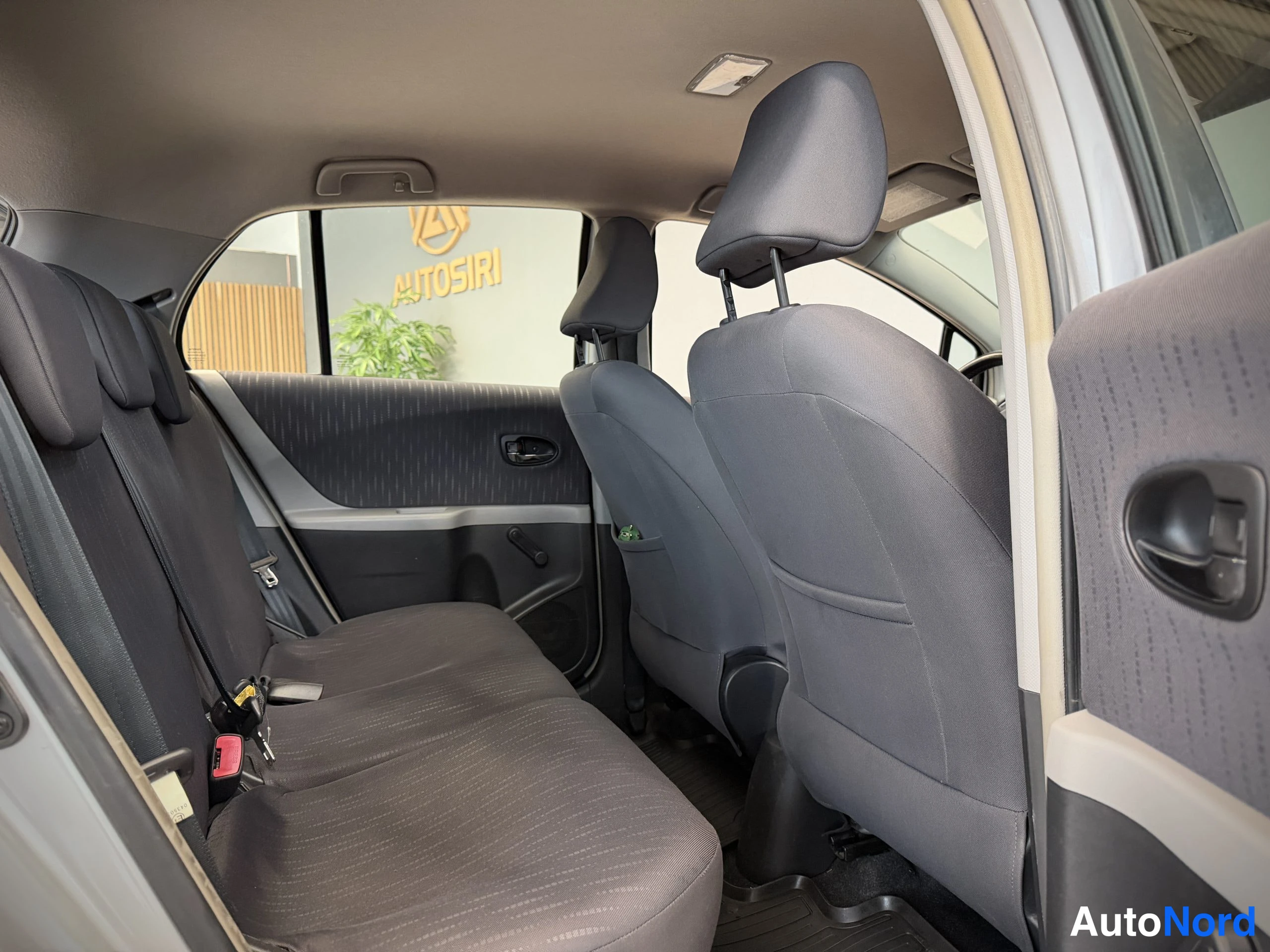 Hopea Toyota Yaris 2010, takaistuimet, kuva 23