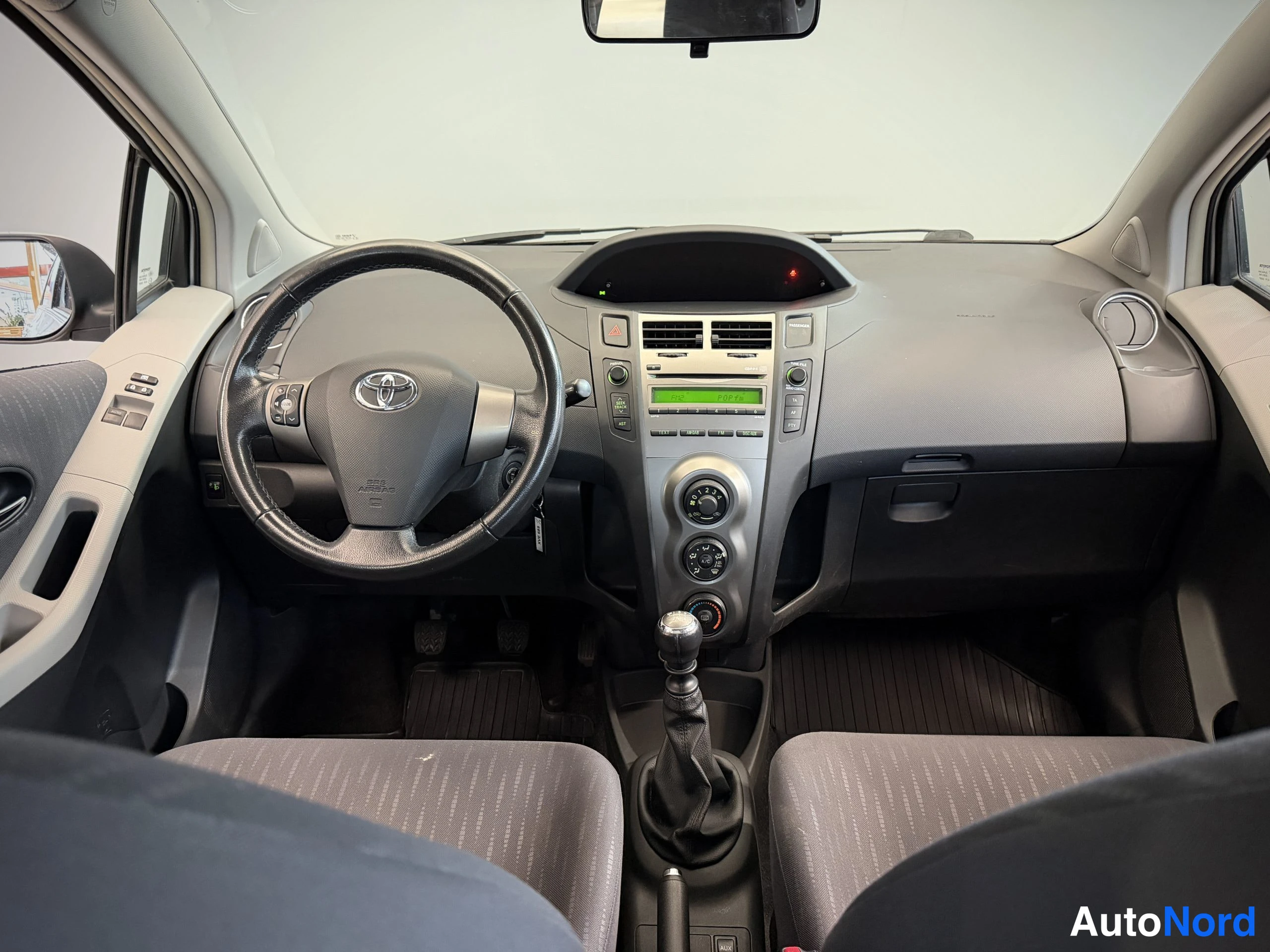 Hopea Toyota Yaris 2010, ohjaamo, kuva 17