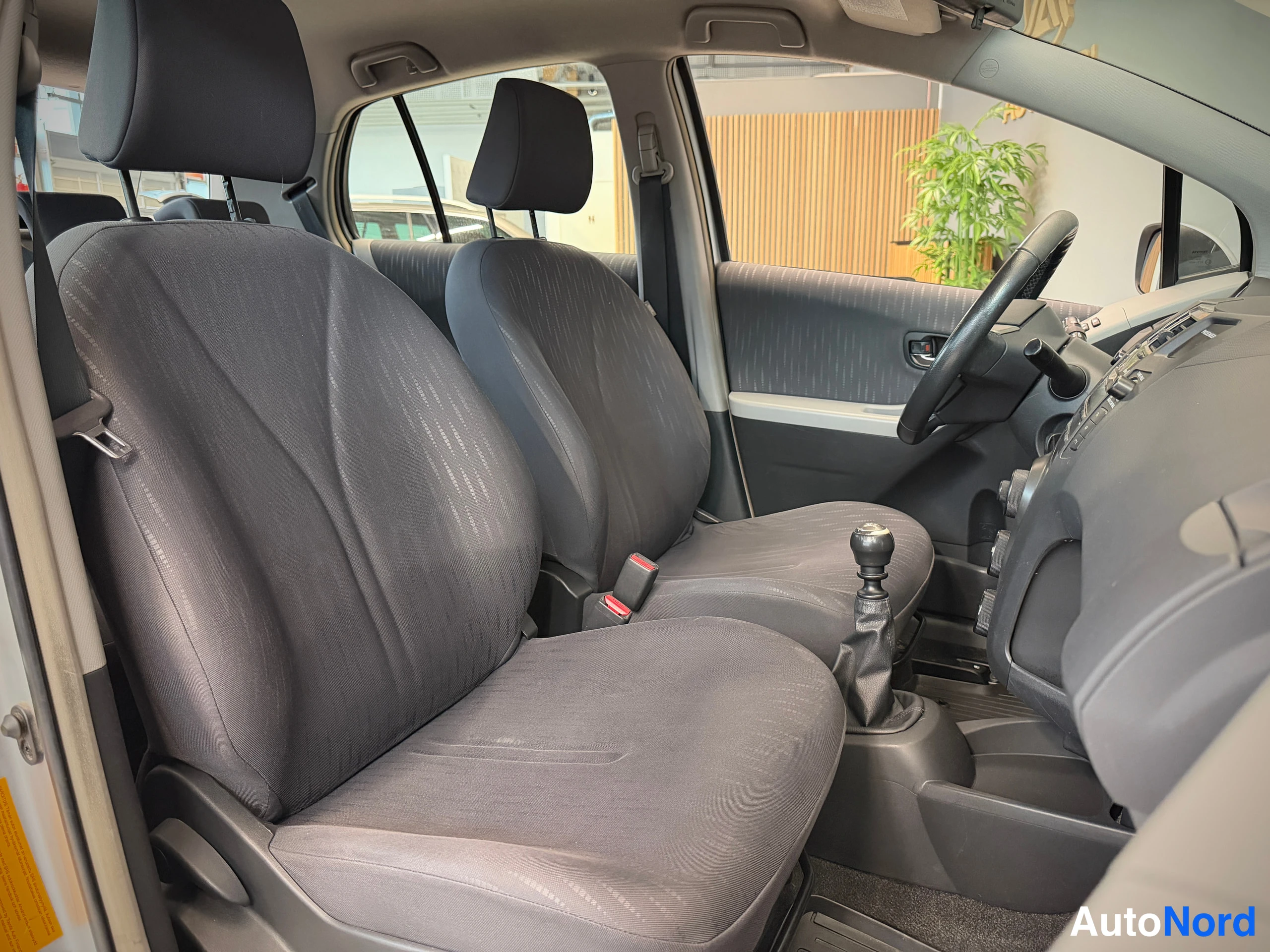 Hopea Toyota Yaris 2010, etuistuimet, kuva 18