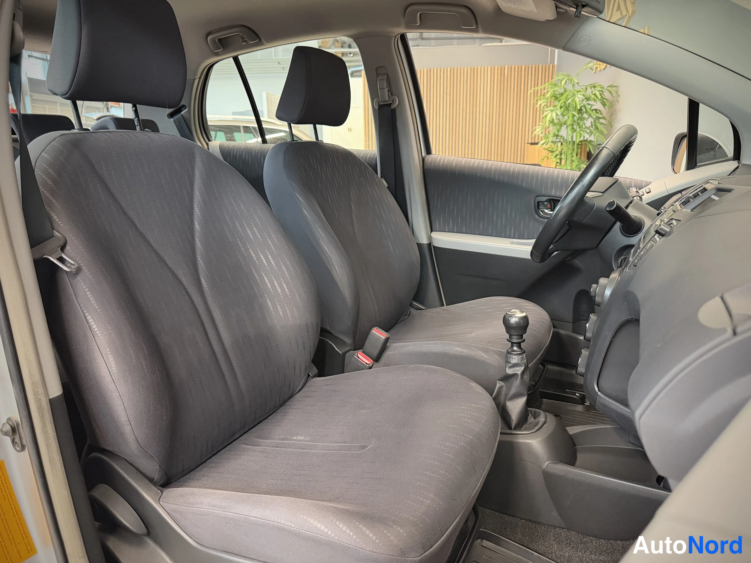 Hopea Toyota Yaris 2010, etuistuimet, kuva 19