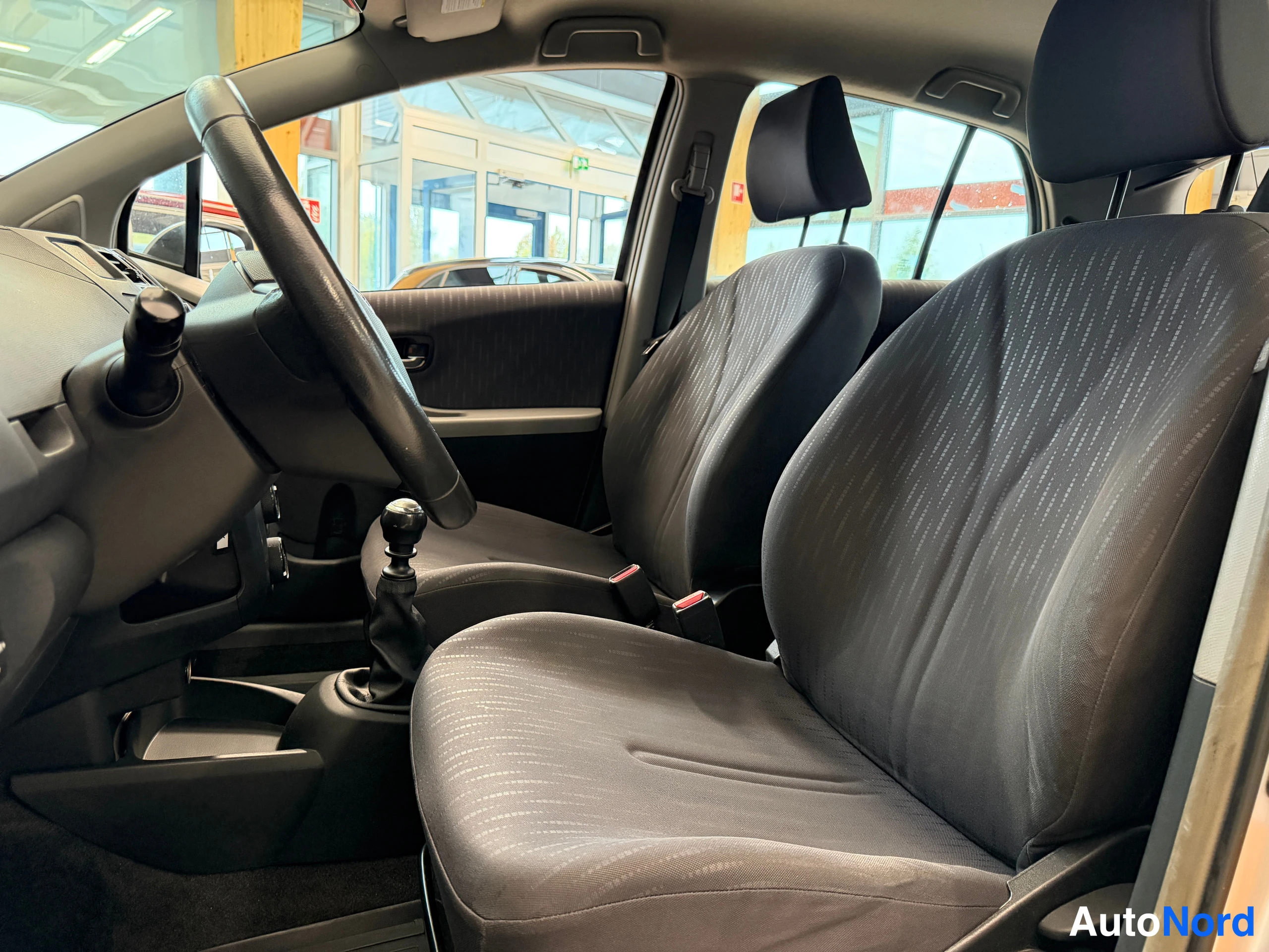 Hopea Toyota Yaris 2010, etuistuimet, kuva 20