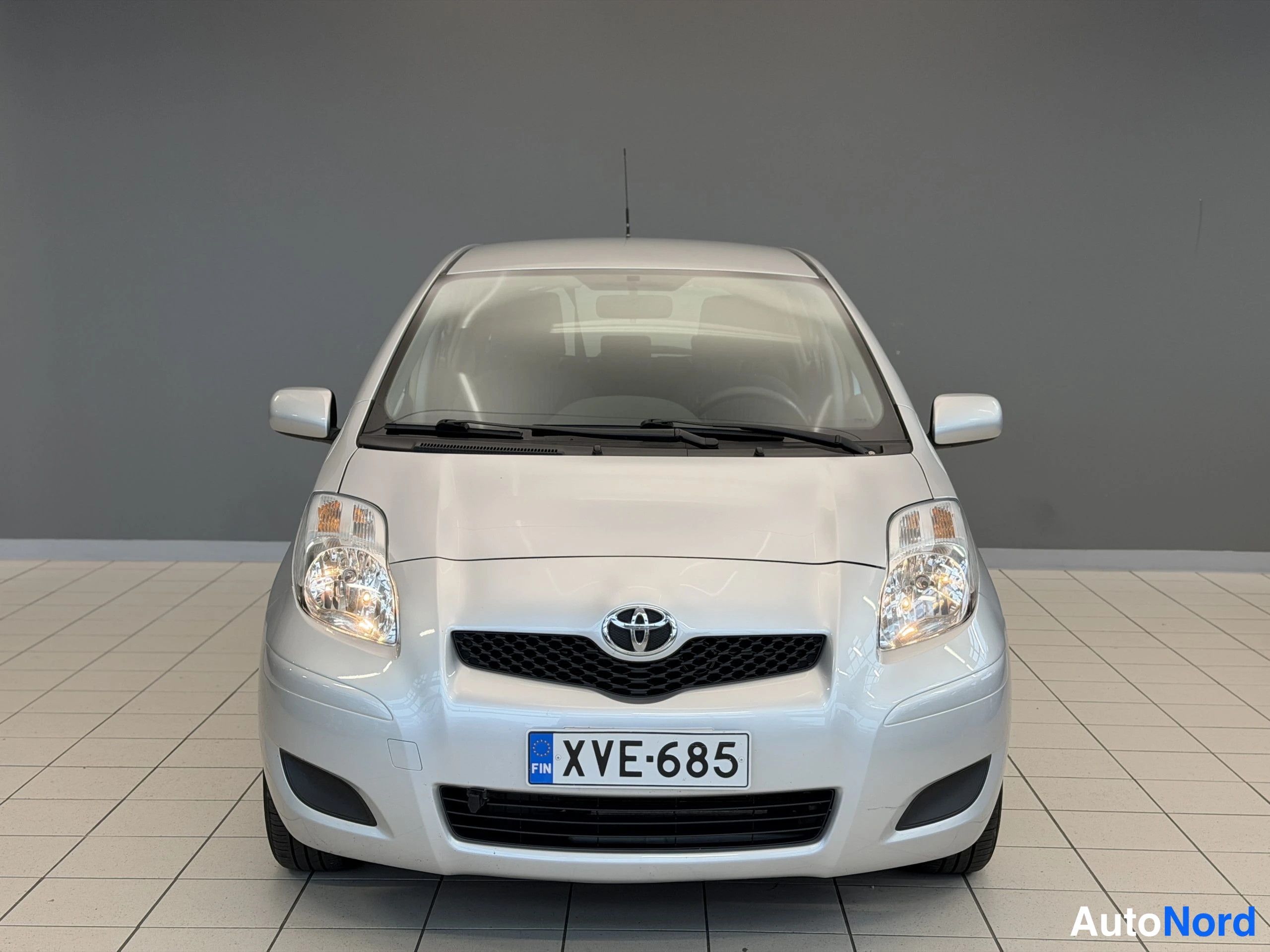 Hopea Toyota Yaris 2010, edestä, kuva 10