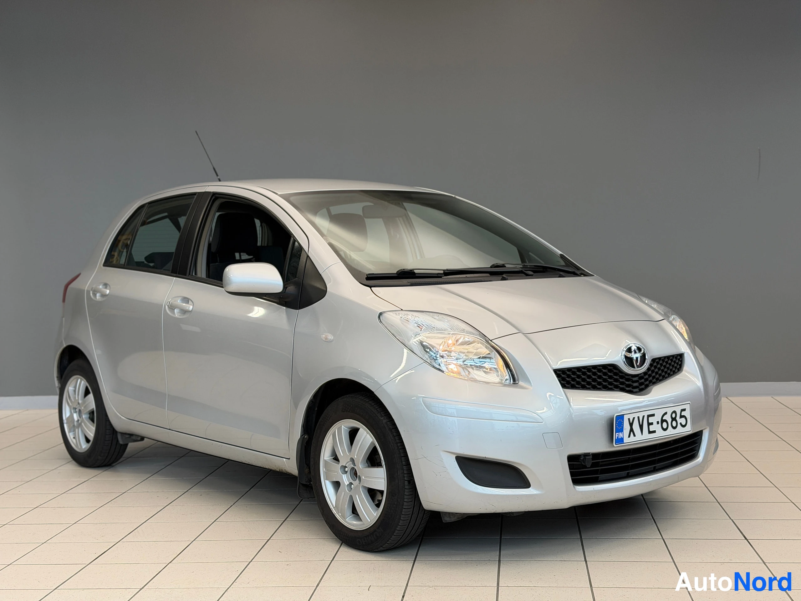 Hopea Toyota Yaris 2010, etuviisto, keula oikealle, kuva 7