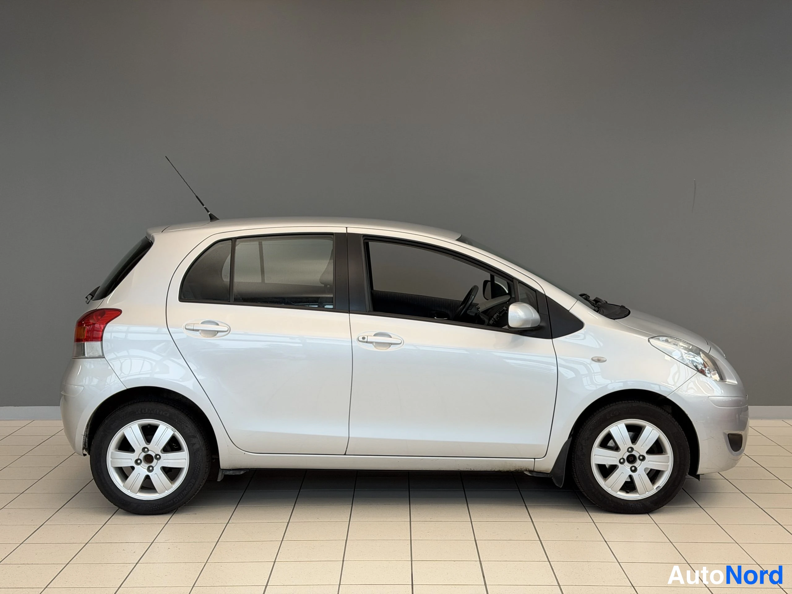 Hopea Toyota Yaris 2010, etuviisto, keula oikealle, kuva 6
