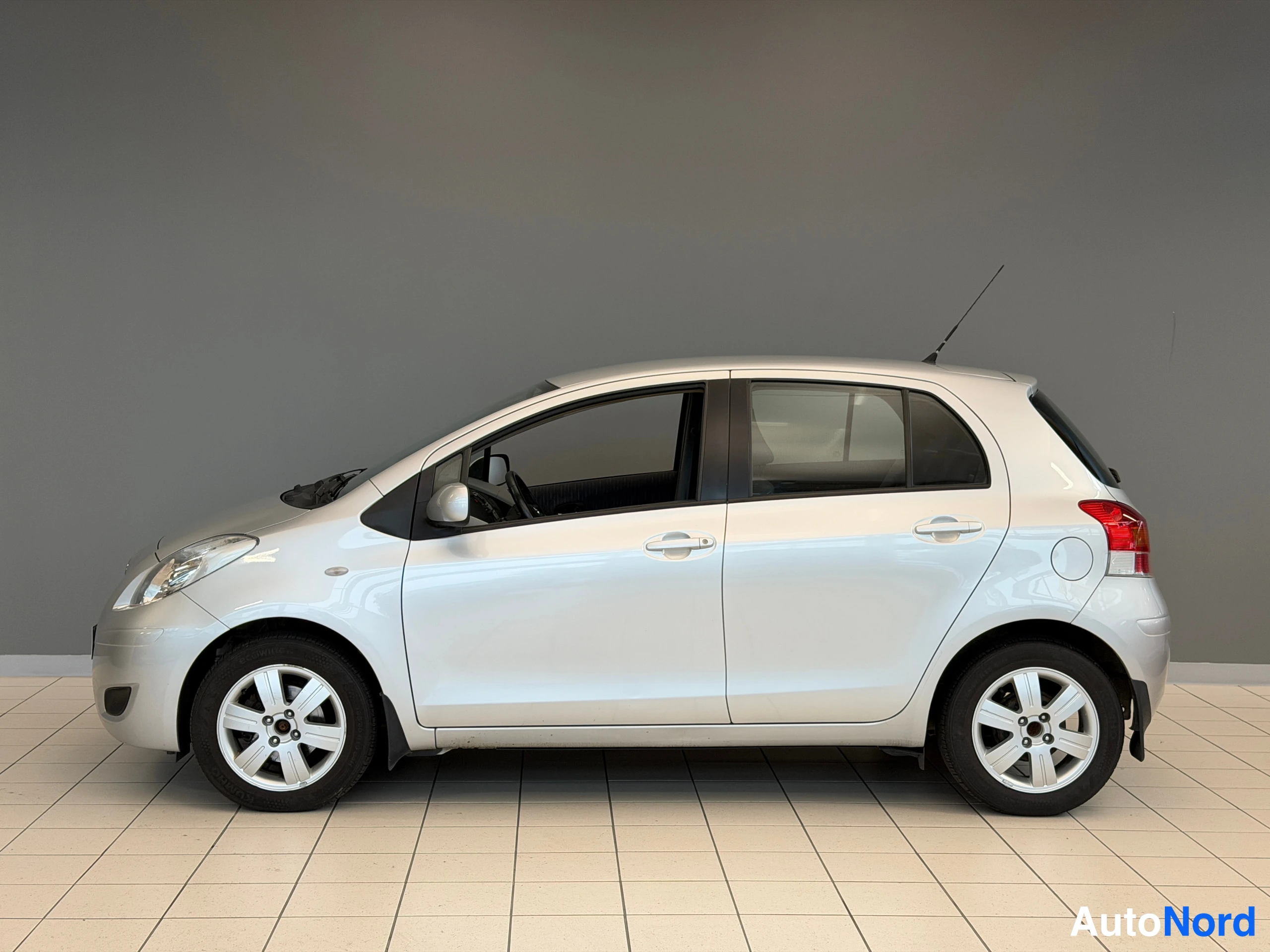 Hopea Toyota Yaris 2010, etuviisto, keula vasemmalle, kuva 2