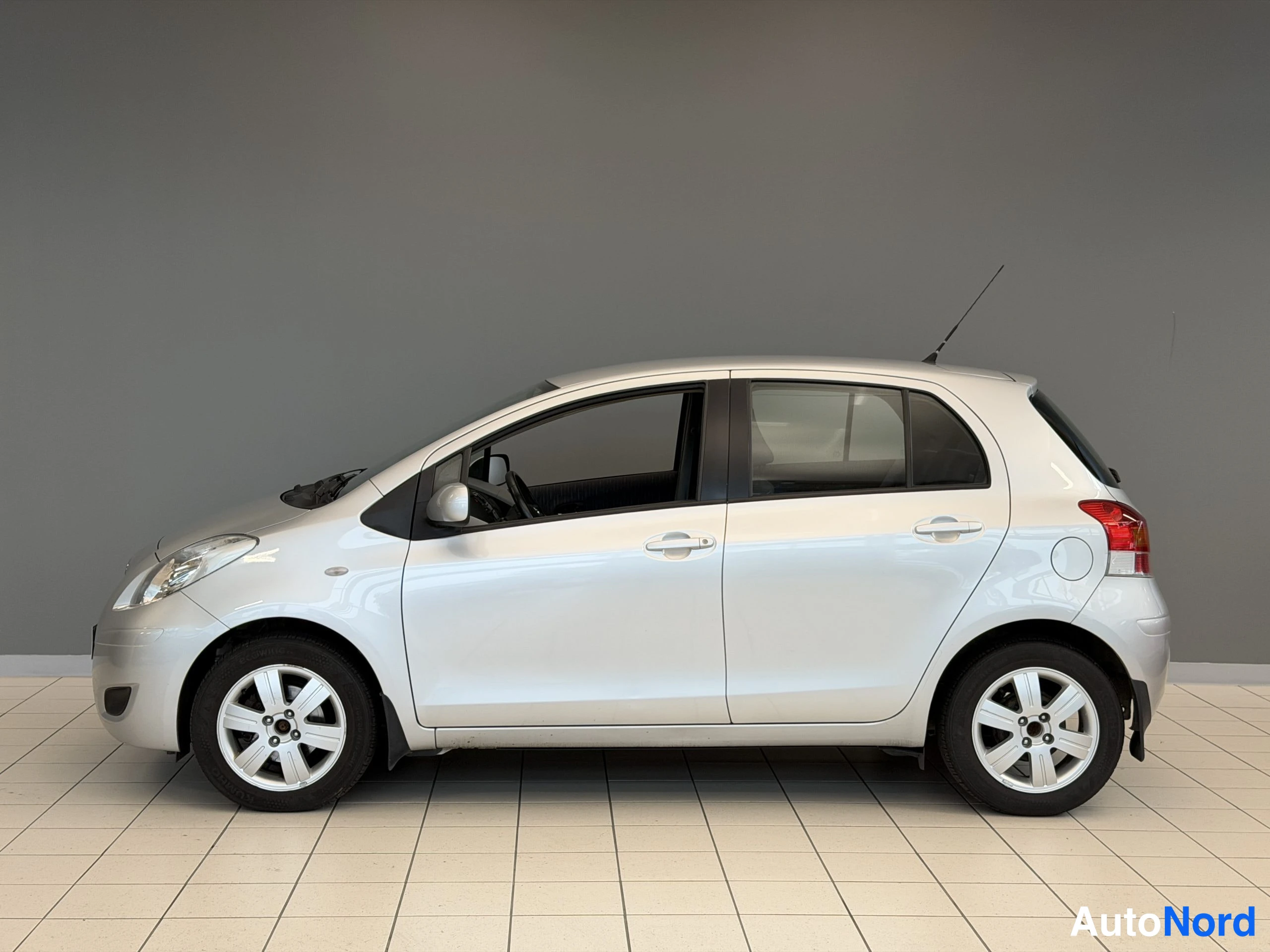Hopea Toyota Yaris 2010, etuviisto, keula vasemmalle, kuva 3