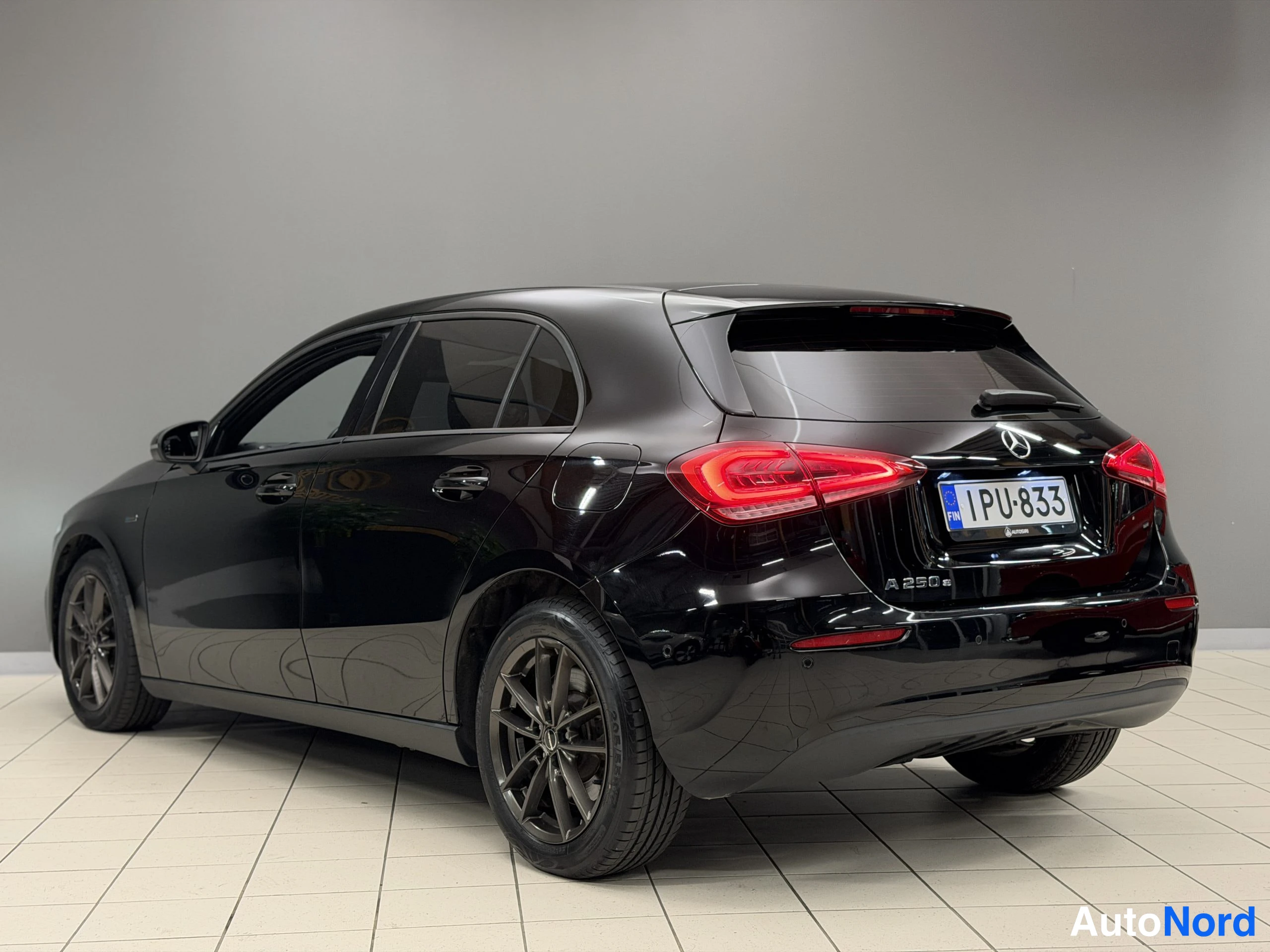 Svart Mercedes-Benz A 250 e 2020, bild 12