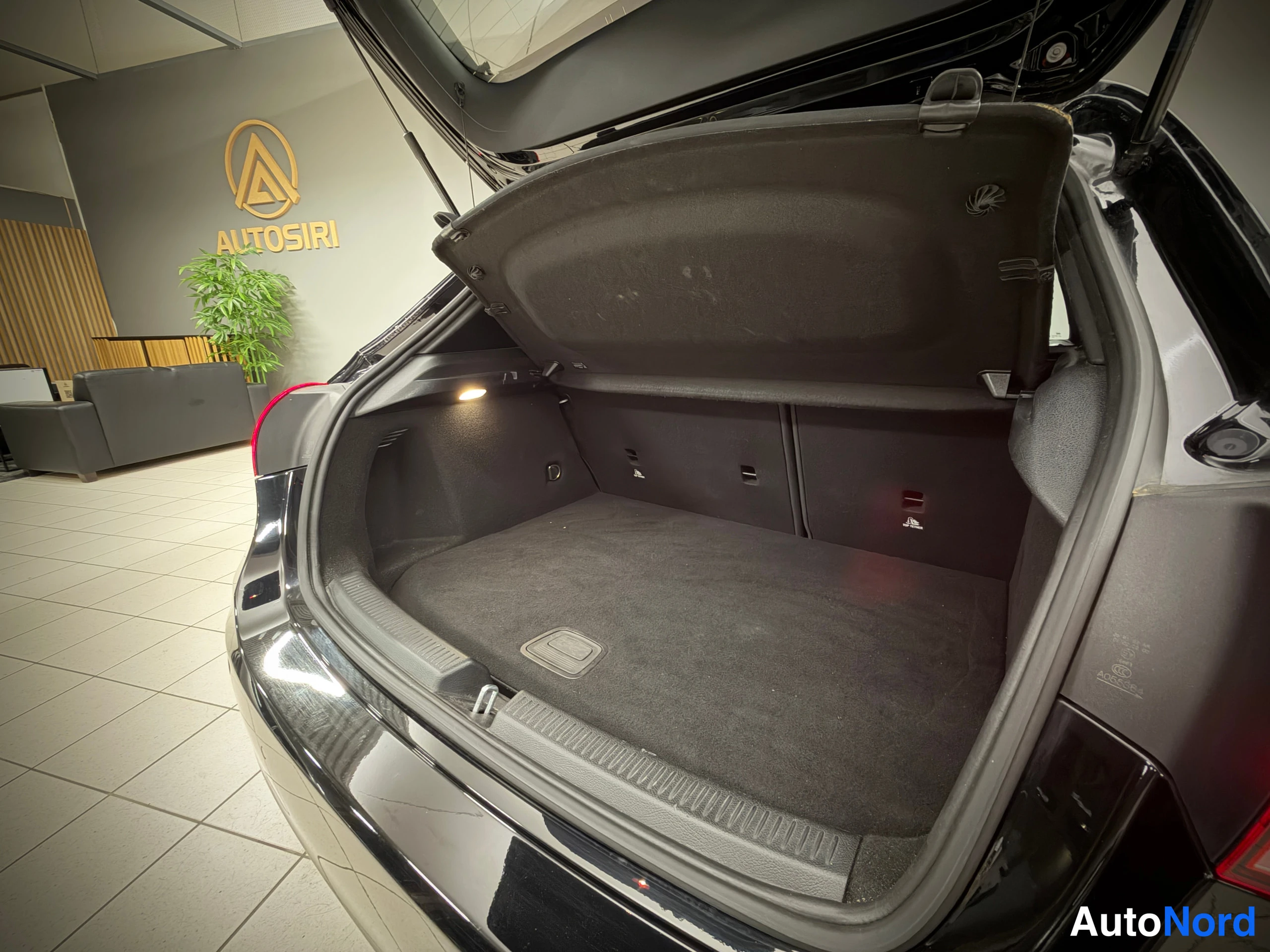 Svart Mercedes-Benz A 250 e 2020, bild 26