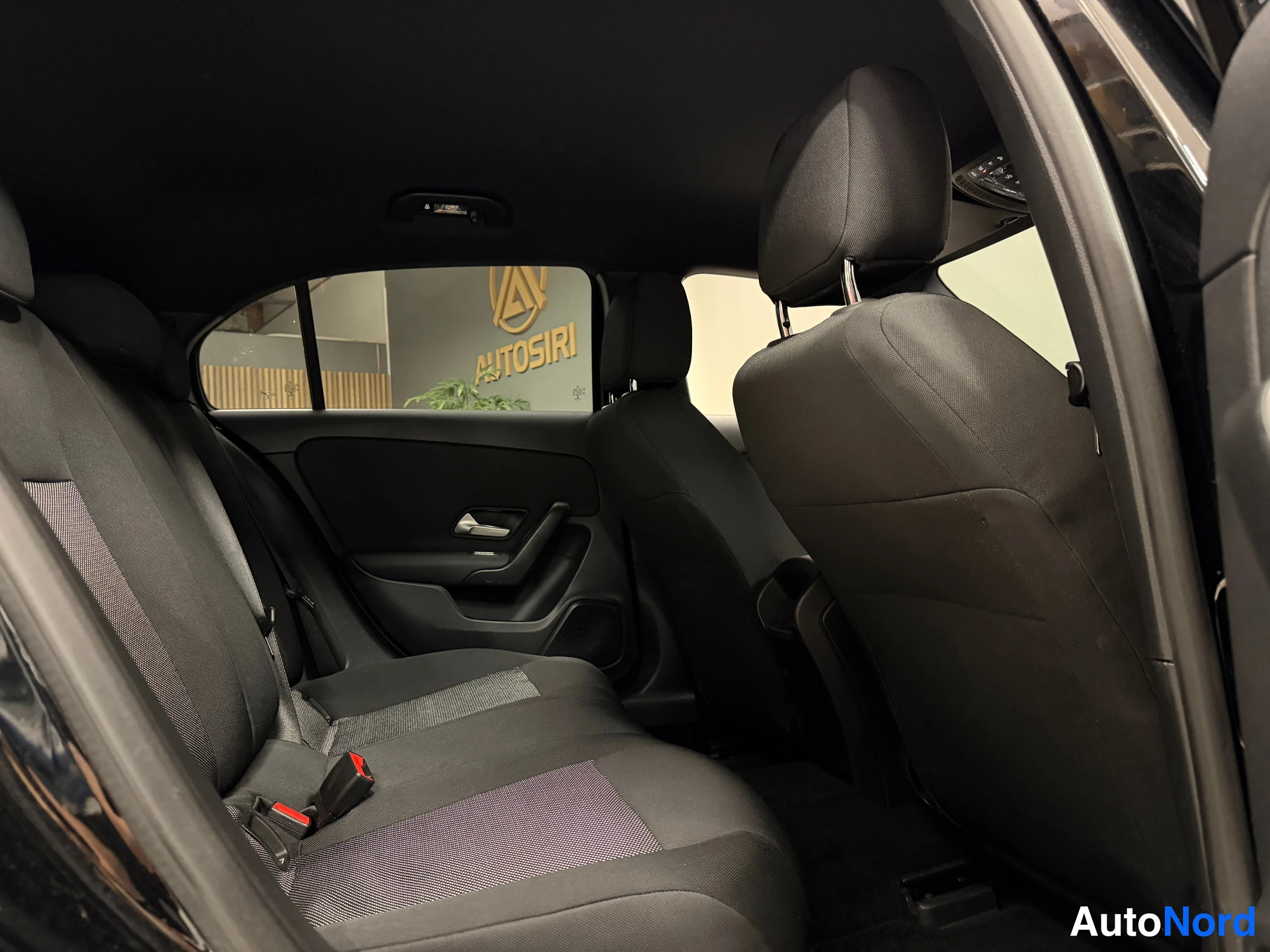Svart Mercedes-Benz A 250 e 2020, bild 24