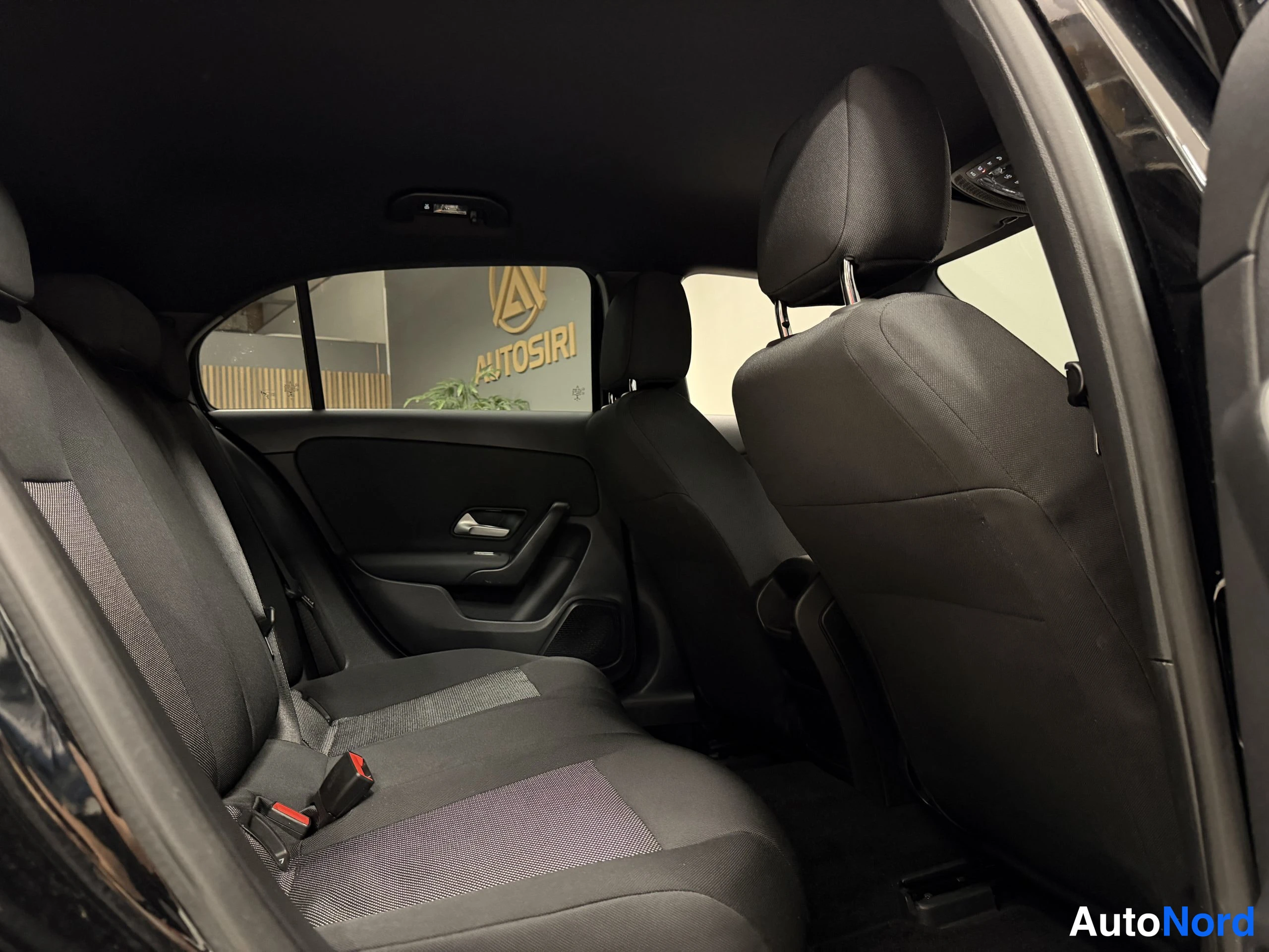 Svart Mercedes-Benz A 250 e 2020, bild 25
